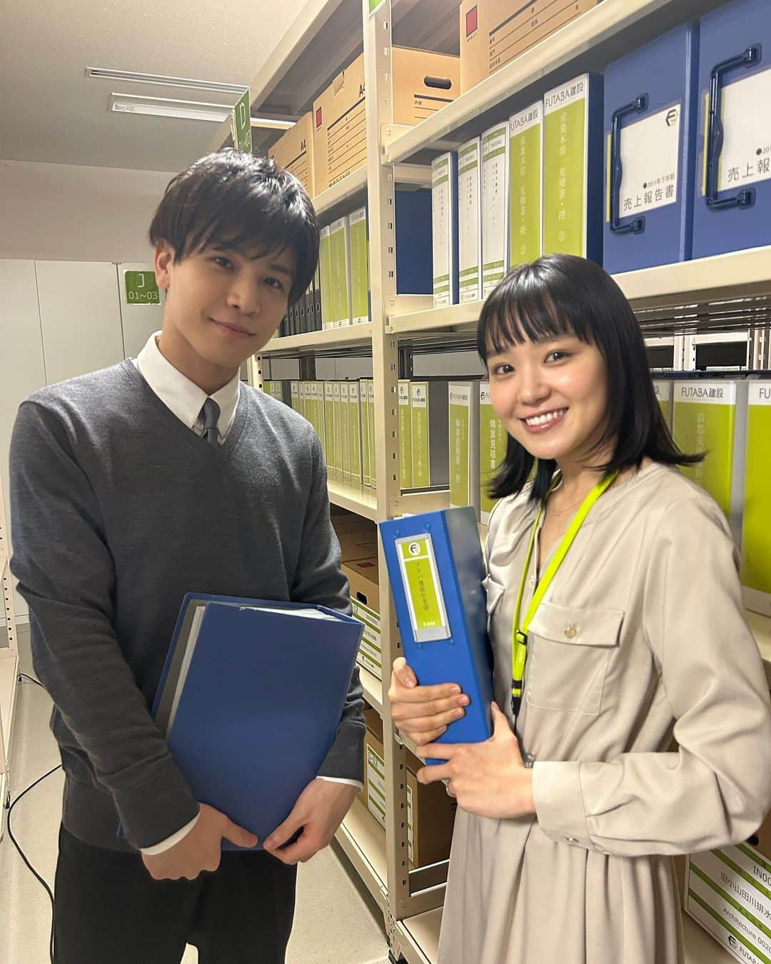 あなたがしてくれなくてものインスタグラム：「🫧オフショットをお届け🫧  第１話の資料室のシーン  その撮影の合間に リラックスした表情の #奈緒 さんと  #岩田剛典 さんを📸  Twitterではメイキング映像を公開中✨  #あなたがしてくれなくても 📺 見逃し配信は #TVer と #FOD で」