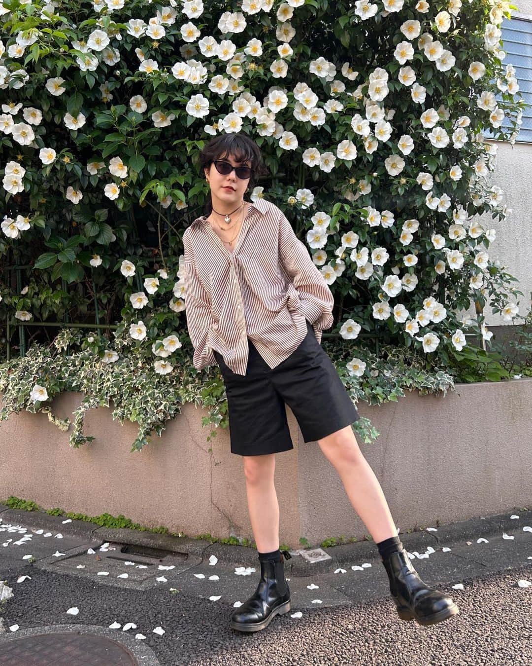 長澤メイのインスタグラム：「半ズボンの季節が やってきました🥰 しっかりした生地感が お気に入りの @norc.jp 🤞🏼💕  このお花すき〜！🫶 #mei_outfit」