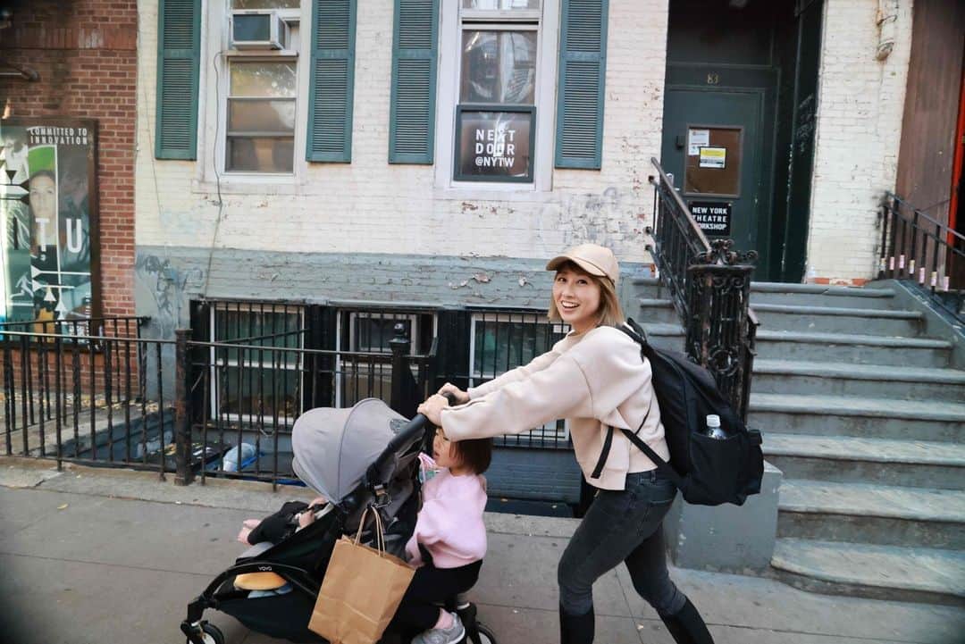のインスタグラム：「Flashback to NY!  Swipe a few: Pudding plugging her nose as she puts Clover’s socks in the washer😂  ちょっと一瞬NYの思い出投稿! swipe👉 プリン:『うわ〜クローバーの靴下😫」  #newyork #ニューヨーク #家族旅行 #旅育 #子どもとの旅 #子連れ旅行」