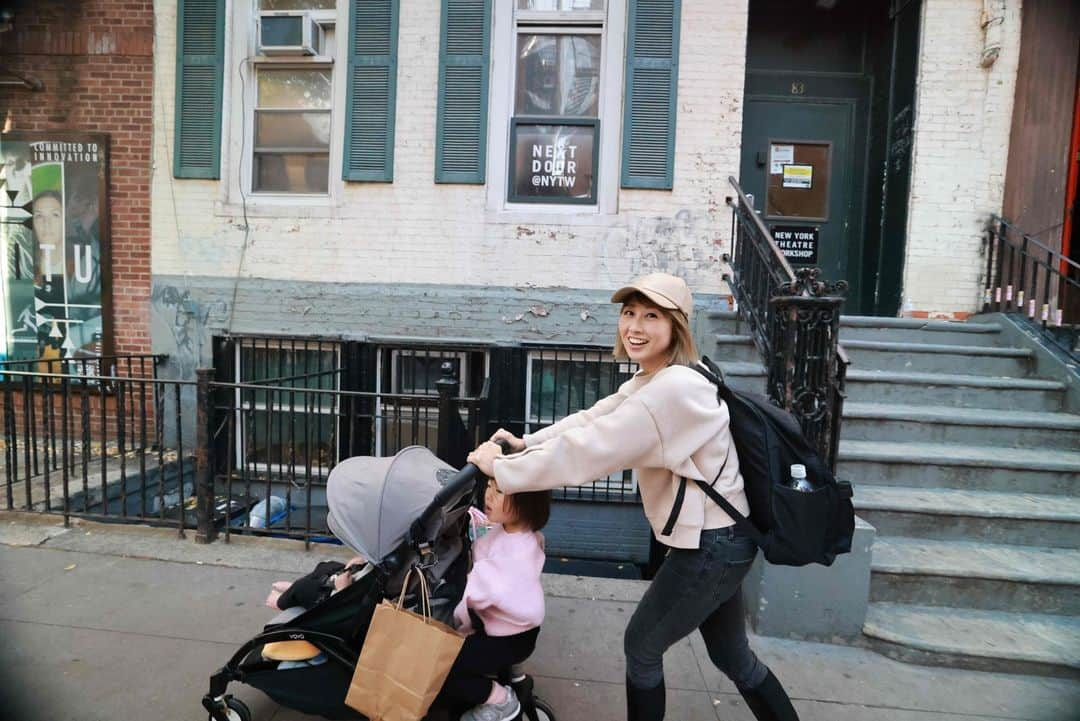 吉田ちかのインスタグラム：「Flashback to NY!  Swipe a few: Pudding plugging her nose as she puts Clover’s socks in the washer😂  ちょっと一瞬NYの思い出投稿! swipe👉 プリン:『うわ〜クローバーの靴下😫」  #newyork #ニューヨーク #家族旅行 #旅育 #子どもとの旅 #子連れ旅行」