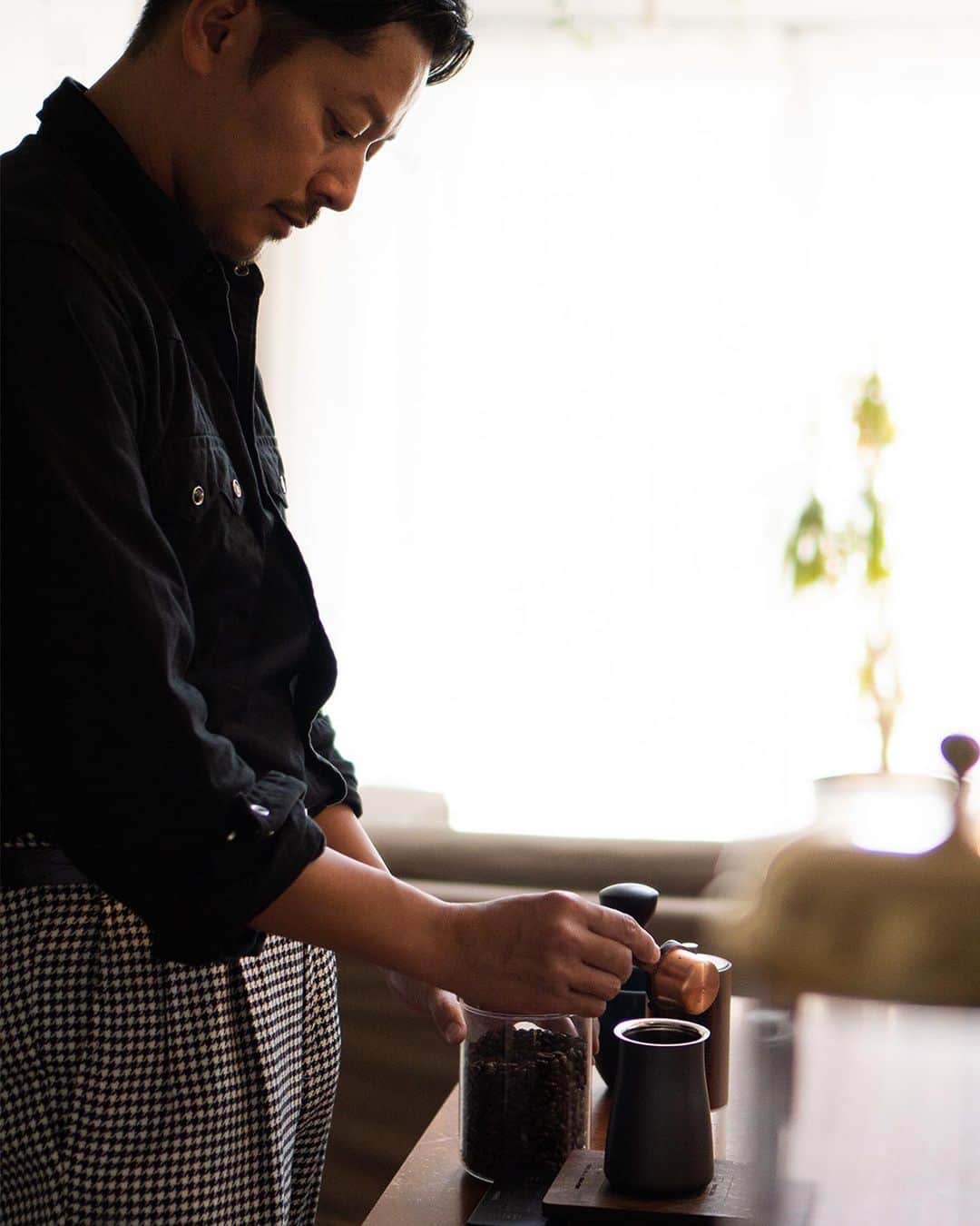 高田朋佳さんのインスタグラム写真 - (高田朋佳Instagram)「Morning routine☕️ 朝の支度を終えて、家を出る前にちょっと一息つくこの時間が至福。  #morningcoffee #handdripcoffee #朝時間のすごしかた #丁寧に生きる #wearlness」4月19日 18時03分 - tomoyoshi_takada