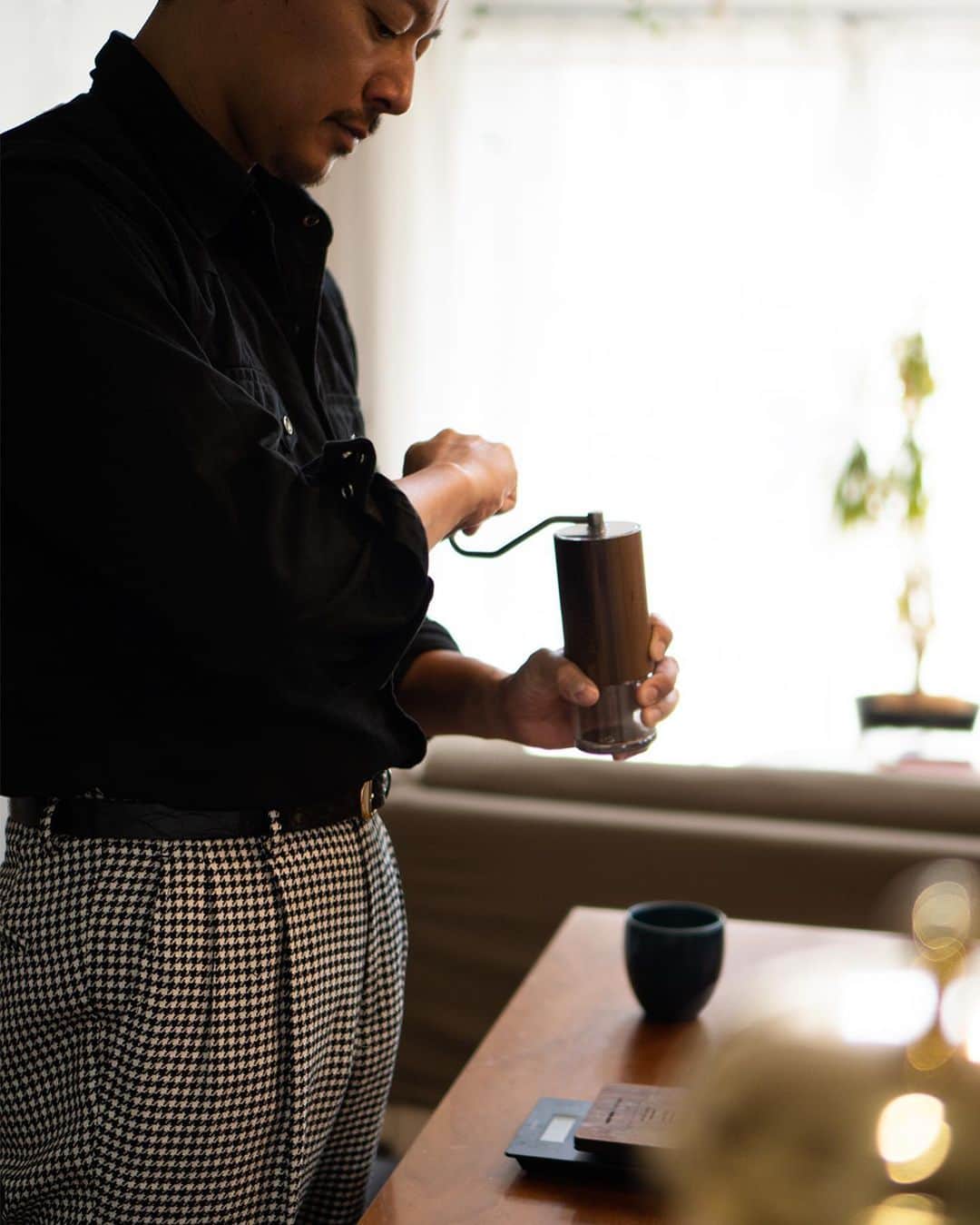 高田朋佳さんのインスタグラム写真 - (高田朋佳Instagram)「Morning routine☕️ 朝の支度を終えて、家を出る前にちょっと一息つくこの時間が至福。  #morningcoffee #handdripcoffee #朝時間のすごしかた #丁寧に生きる #wearlness」4月19日 18時03分 - tomoyoshi_takada