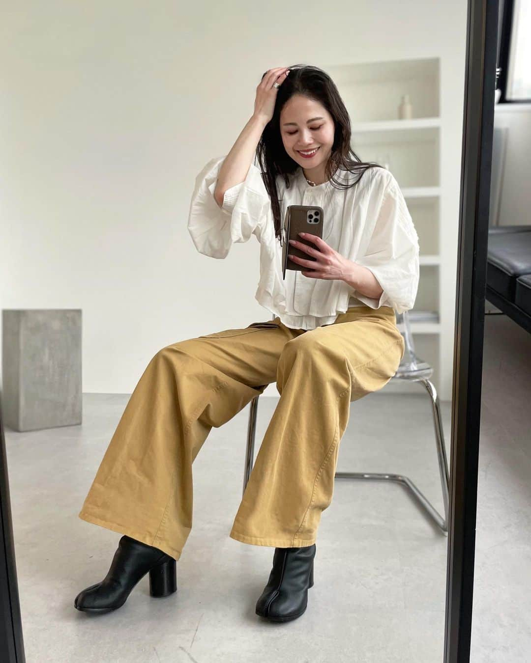 chinatsu614さんのインスタグラム写真 - (chinatsu614Instagram)「Nothing better than the white shirt. #aresense #elin #maisonmargiela #tabiboots  ・ ・ ・  @aresense_official の ヴィンテージ感が可愛い 今年らしいショート丈のタックブラウス。  白シャツ・ブラウス だいすき♥︎  ・ ・ ・ #アーセンス」4月19日 18時17分 - chinatsu614