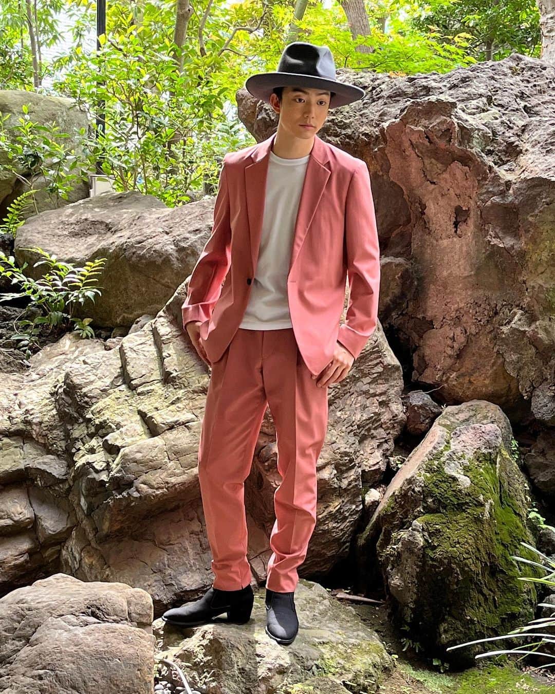 伊藤健太郎のインスタグラム：「今日は映画静かなるドンの記者発表でした！たくさんの取材陣の方々ありがとうございましたぁ👊  そしていつも素敵な衣装ありがとうございます！  @kazukinagayama_official  kentaro....」