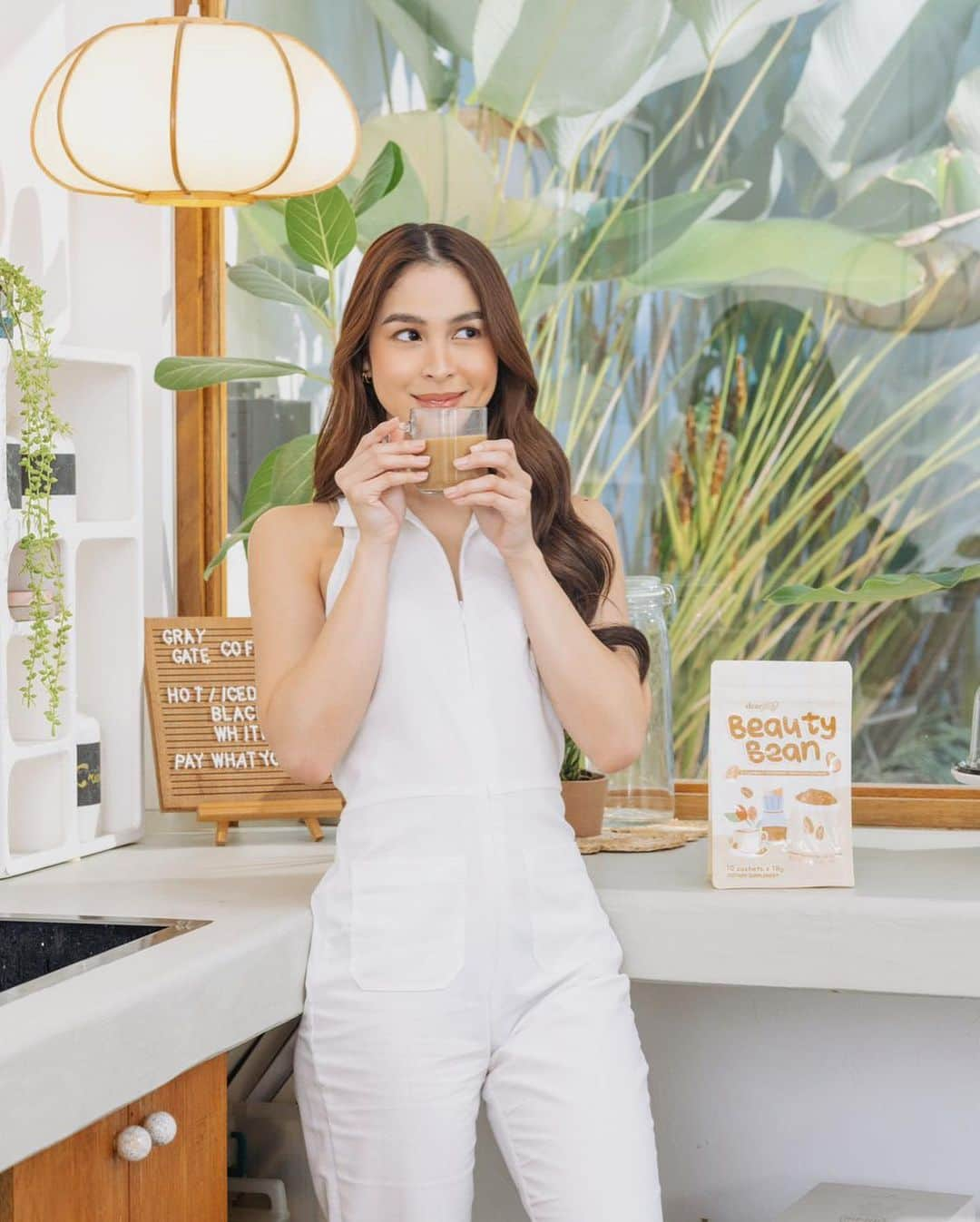 ジュリア バレットさんのインスタグラム写真 - (ジュリア バレットInstagram)「Hey there, Beauty Bean! ☕️ I've discovered the most delicious slimming coffee that helps me maintain a healthy body and gives me glowing skin.   Available on TikTok, Shopee and Lazada! Follow @dearfacephofficial @jonahiah 🤎」4月19日 18時13分 - juliabarretto