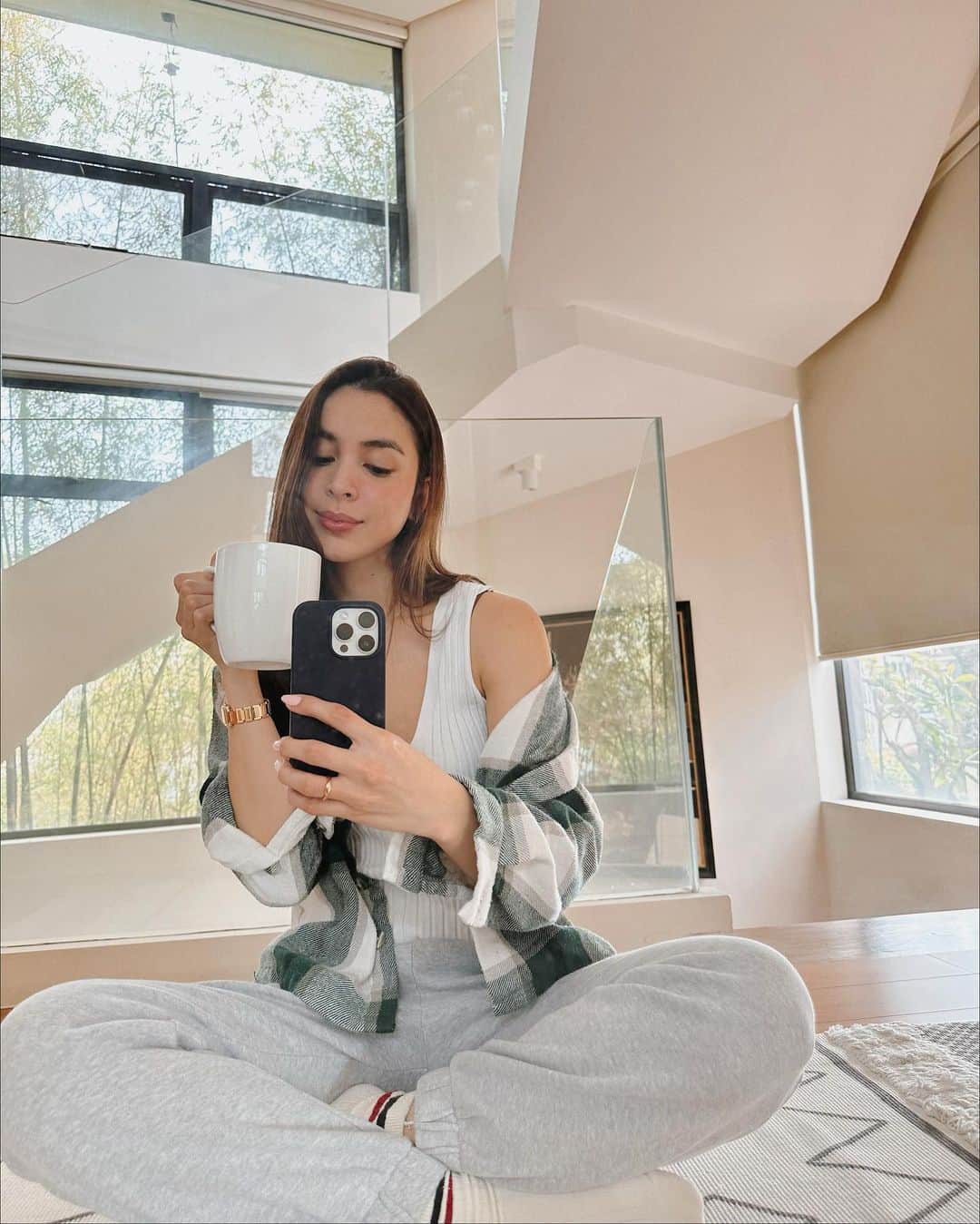 ジュリア バレットのインスタグラム：「Hey there, Beauty Bean! ☕️ I've discovered the most delicious slimming coffee that helps me maintain a healthy body and gives me glowing skin.   Available on TikTok, Shopee and Lazada! Follow @dearfacephofficial @jonahiah 🤎」