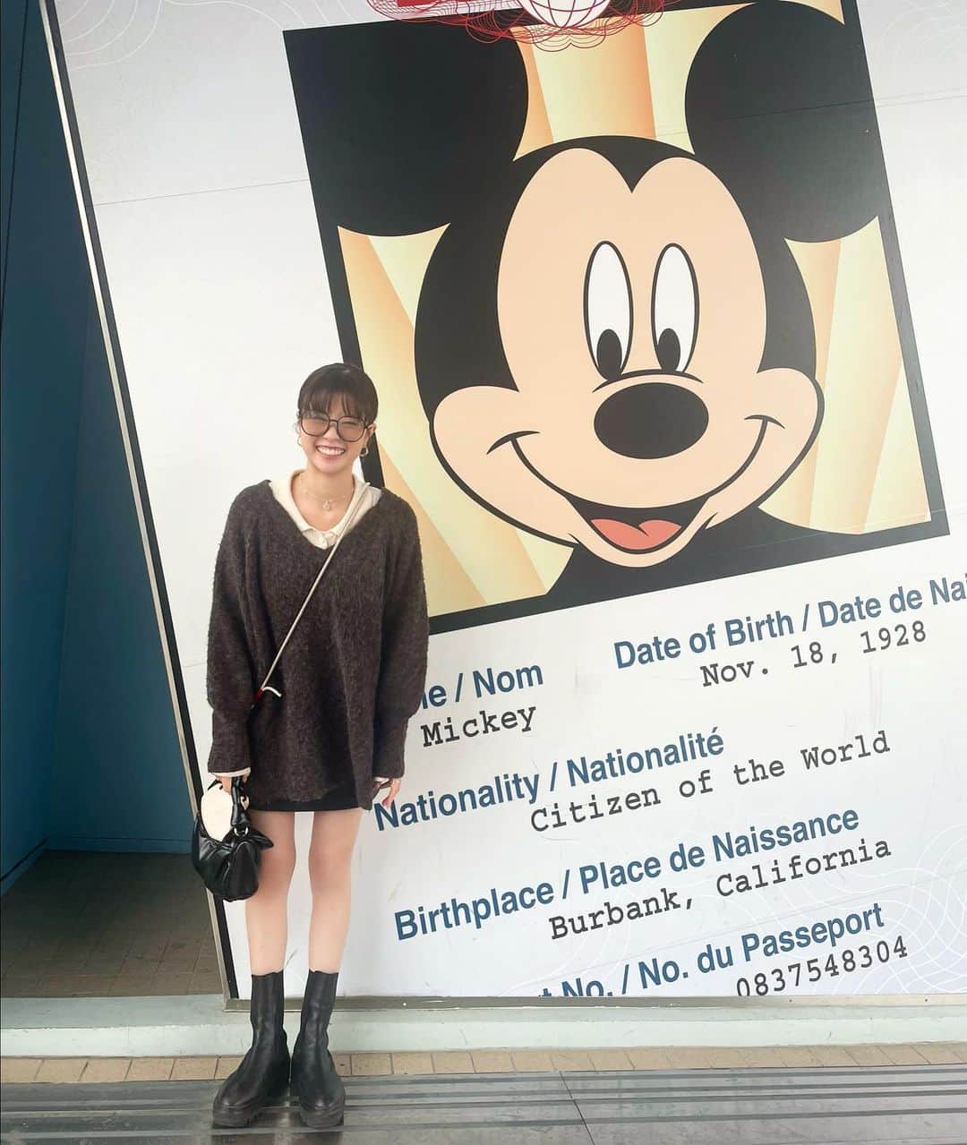 のインスタグラム：「. ディズニーランド行ってきた時の♡  何度も行ってる場所なのに毎回特別な気持ちにさせてくれる🥰 数年ぶりにポップコーンバケットも買っちゃった🤭  #東京ディズニーランド」