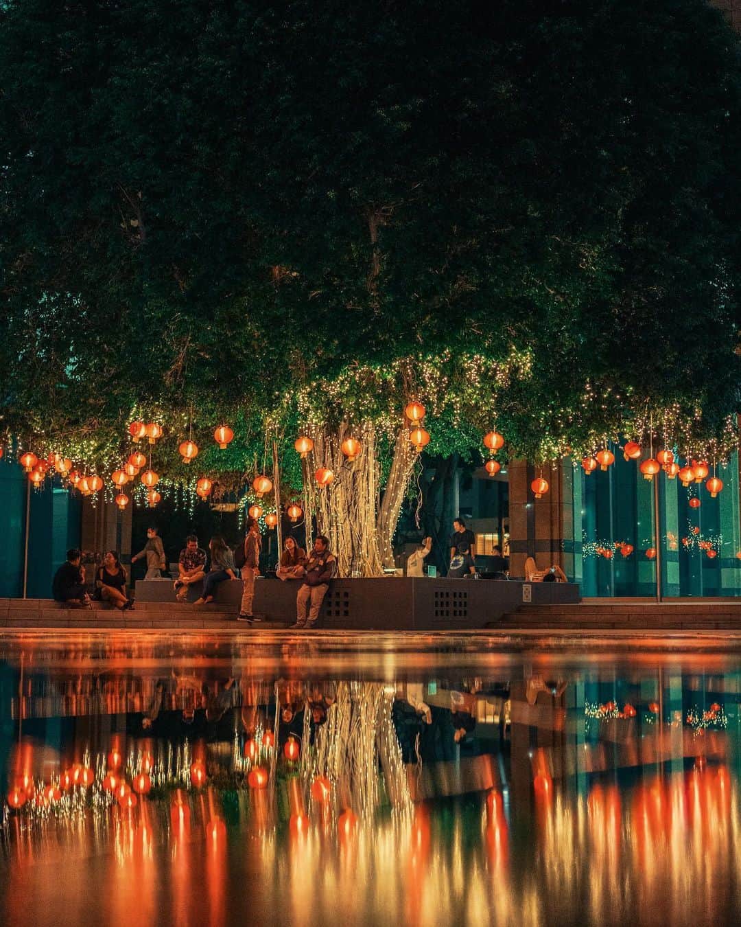 Fujifilm UKのインスタグラム：「📍 Captured at Plaza Senayan, Jakarta, Indonesia. @awanardito explains the meaning of these beautiful images...  "It is a scene from the Chinese New Year celebrations, and the tree stands tall, commanding attention from everyone around. The lanterns suspended from the branches of the tree illuminate the space with a warm glow.   The image is a beautiful representation of the joy and warmth that come with the Chinese New Year. The powerful FUJIFILM X-H2 beautifully captures the spirit of togetherness and community."  #FUJIFILMXH2 XF33mmF1.4 R LM WR f/1.4, ISO 1000, 1/100 sec.」