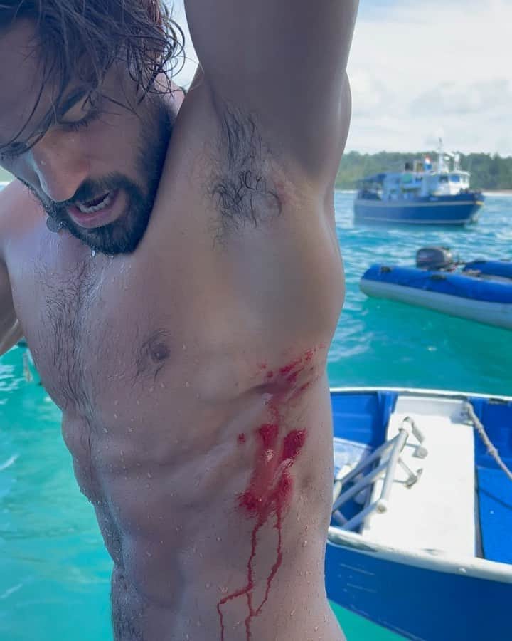 マーロン・テシェイラのインスタグラム：「—- NO PAIN / NO GAIN 🦾☠️🧩 —-  “If barrel’s pay, it’s paid.” 😝  SE TUBO PAGA, TÁ PAGO! 🤷‍♂️🤑🌊  “E eu que já estava até achando que o coral era de borracha, ganhei uma nova tatuagem.” 😝  @siboncharters   —- 🎩…Peace&Light…♻️ —-  #TattoMentawaii #GreenBush #ChoraMiLiga #GoodVibesOnly」