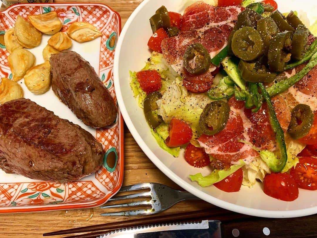 畑喜子のインスタグラム：「明日の糧にニンニクと肉を食べる‼️ そしてビタミンは錠剤で👍」