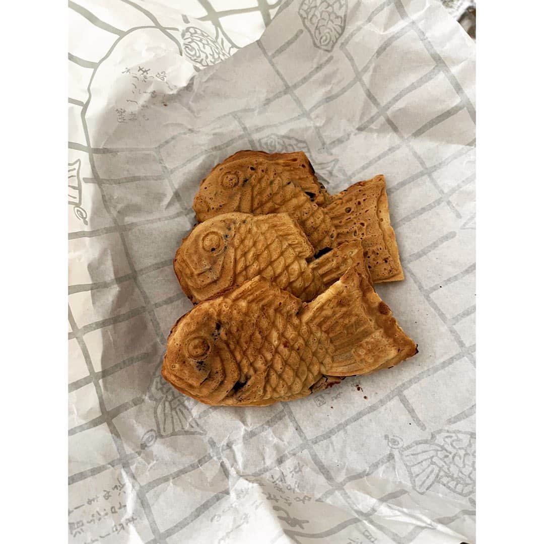 journaleatripのインスタグラム：「taiyaki  よくぞ鯛の姿に餡子を詰めたものだ そして毎度しっぽから食べるか頭から ガブリ行くかを考え結局 必ず尻尾から食べる。  疲れた時の甘味、 餡子は染みるなぁ。  #わかばの鯛焼き #ひいらぎやの鯛焼き #eatrip差し入れご馳走様」