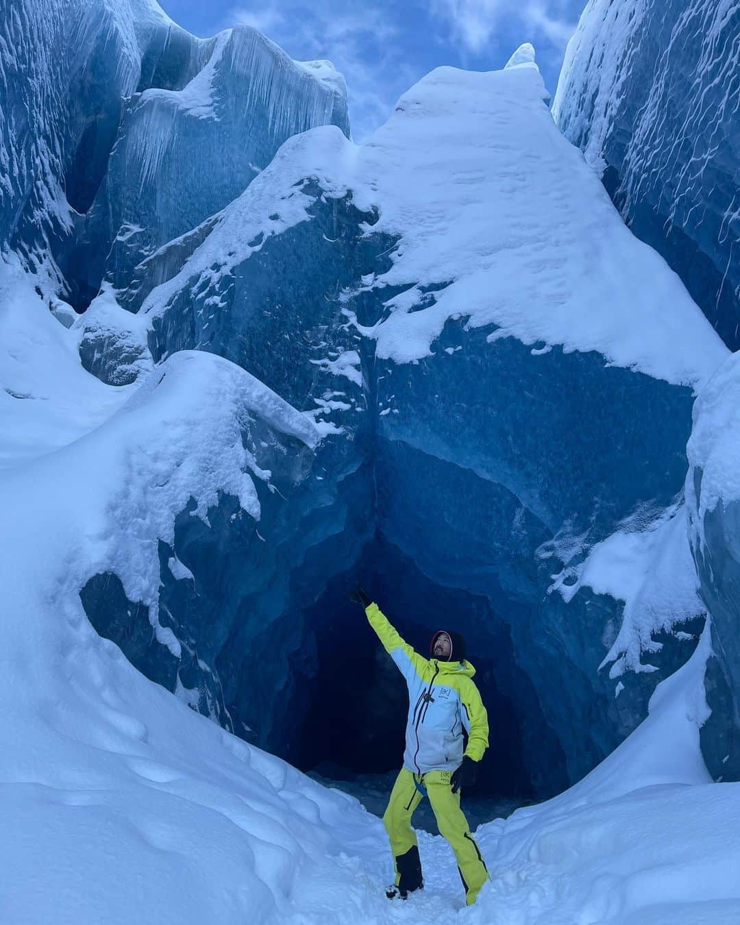 スティーヴ・アオキさんのインスタグラム写真 - (スティーヴ・アオキInstagram)「You’ll never see ice this blue it’s absolutely mesmerizing. Alaskan cave exploring bucket 🪣 list ☑️  @thirdedgeheli @flyalphaair @alaskahelicoptertours @akglacierlodge」4月19日 18時34分 - steveaoki