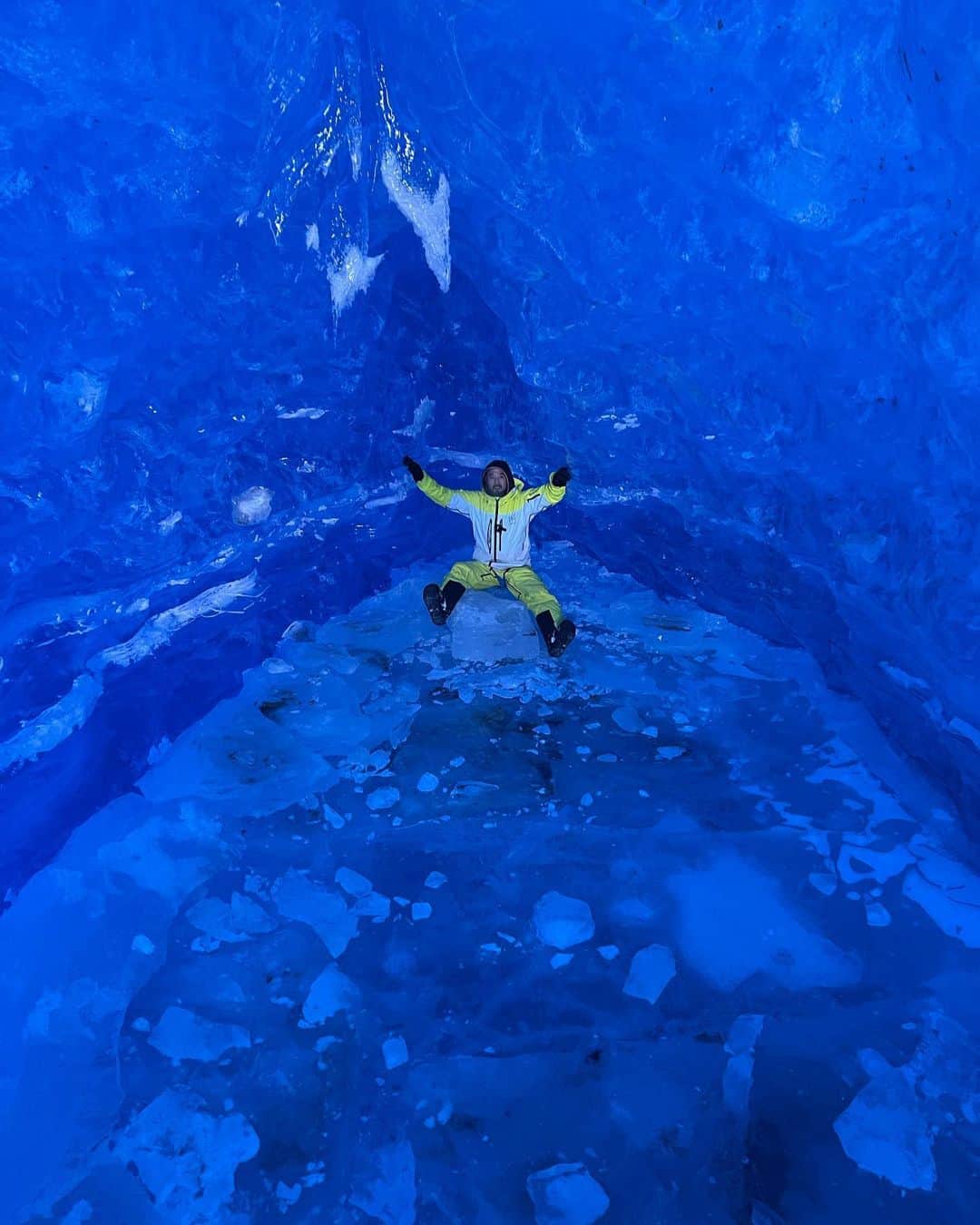 スティーヴ・アオキさんのインスタグラム写真 - (スティーヴ・アオキInstagram)「You’ll never see ice this blue it’s absolutely mesmerizing. Alaskan cave exploring bucket 🪣 list ☑️  @thirdedgeheli @flyalphaair @alaskahelicoptertours @akglacierlodge」4月19日 18時34分 - steveaoki