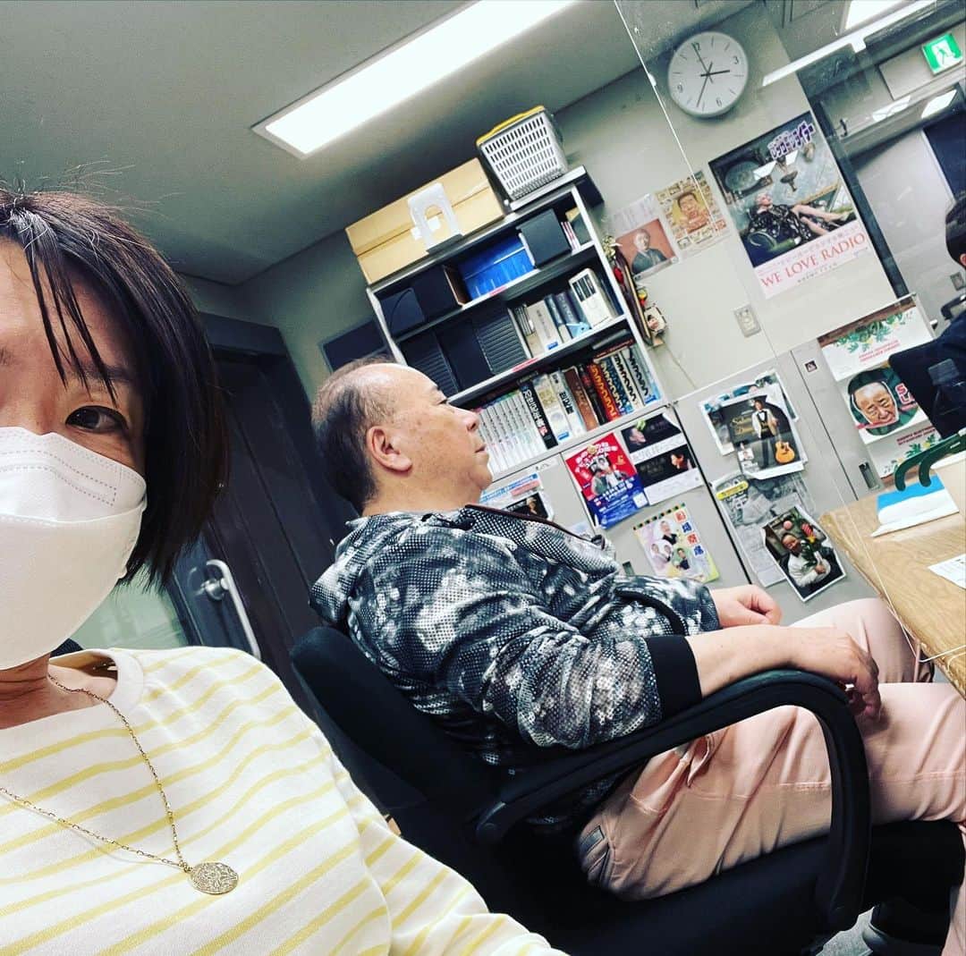 上田悦子のインスタグラム：「空がどんよりしてると、 気分もつられがち。  どんより防止に 明るい色の服を着てきたら、 （浜本さんにはパン屋さんっぽいって 言われましたが☺️）  近藤さんは サクラ色のパンツでした🌸 しかも、写ってないけど、 サクラ柄のTシャツだった😳  お陰で今日も 明るすぎる放送が できましたとさ😆 笑ってなんぼ❗️  #こんちわコンちゃんお昼ですよ  #MBSラジオ#Mラジ」
