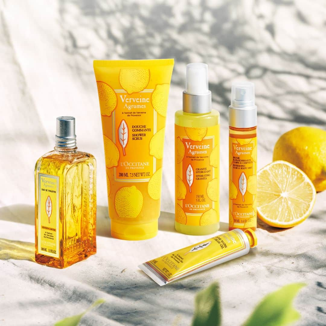 L'OCCITANE en Provenceのインスタグラム：「＼本日発売🍋／季節の柑橘を束ねた #シトラスヴァーベナは、思わず笑顔溢れる、ジューシーな香り。  発売前から好評をいただいている #シトラスヴァーベナ シリーズ。 いよいよ本日、発売がスタートしました。  プロヴァンス生まれの オーガニックヴァーベナとシトラスの組合せは、 柑橘の爽やかさが弾けるようなフレグランス。  フレッシュな香りから、 シダーウッドの穏やかなラストノートへ。 パシャっと浴びたくなるような、 みずみずしい香りです。  ／ ラインナップは？✍️ ＼  （画像左から）  ◤オードトワレ   　レモン×グレープフルーツ×オレンジの、  搾りたてフレッシュジュースのような香り！ 　香るだけで元気チャージができそう。  ┈┈┈┈┈┈┈┈┈┈┈┈┈┈┈┈┈┈  ◤デイリーシャワースクラブ  　少しずつ薄着になる季節に向けて、 　みずみずしいクルミ(*1)の 　スクラブジェルでつるつる肌に！  ┈┈┈┈┈┈┈┈┈┈┈┈┈┈┈┈┈┈  ◤アイスハンドクリーム  　タピオカパウダー(*2)配合で、 　さらさらとしたつけ心地。　 　ジェルタイプでみずみずしく、 　つけた後はしっとり潤います。  ┈┈┈┈┈┈┈┈┈┈┈┈┈┈┈┈┈┈  ◤ハイドレーティングボディスプレー  　ジェルがミストに変わる、 　ボディ用保湿ミスト。 　お風呂上がりの肌を、とろりと潤します🛀  ┈┈┈┈┈┈┈┈┈┈┈┈┈┈┈┈┈┈  ◤ボディ&ヘアミスト   　持ち歩きに便利なサイズ感。 　ひんやり潤うから、 　シーンを選ばずリフレッシュにぴったり◎  ╭━━━━━━━━━━━━╮  　  輝く季節にぴったりな 　　シトラスヴァーベナ  ╰━ｖ━━━━━━━━━━╯  気になるアイテムがあったら 【🍋】の絵文字で コメント欄から教えてください！  ┈┈┈┈┈┈┈┈┈┈┈┈┈┈┈┈┈┈  これからの初夏に向けて、香りも模様替え！  ユニセックスに使えるので、 パートナーとシェアするのにもおすすめです。  (*1)テウチグルミ殻粒 (*2)スキンコンディショニング成分  #ロクシタン #loccitane #癒し #爽やかな香り #香りのある暮らし #香りマニア #ヴァーベナ #シトラス #シトラスの香り #レモン #リラックスタイム #ロクシタン香水 #香水 #香りマニア #シトラスヴァーベナ #シェアコスメ #新作コスメ #新作コスメ2023 #夏コスメ2023 #モテ香水 #オードトワレ #香水マニア #デートにおすすめ #ハンドクリーム #スクラブ #ボディスクラブ  #ミスト化粧水 #ロクシタンハンドクリーム」