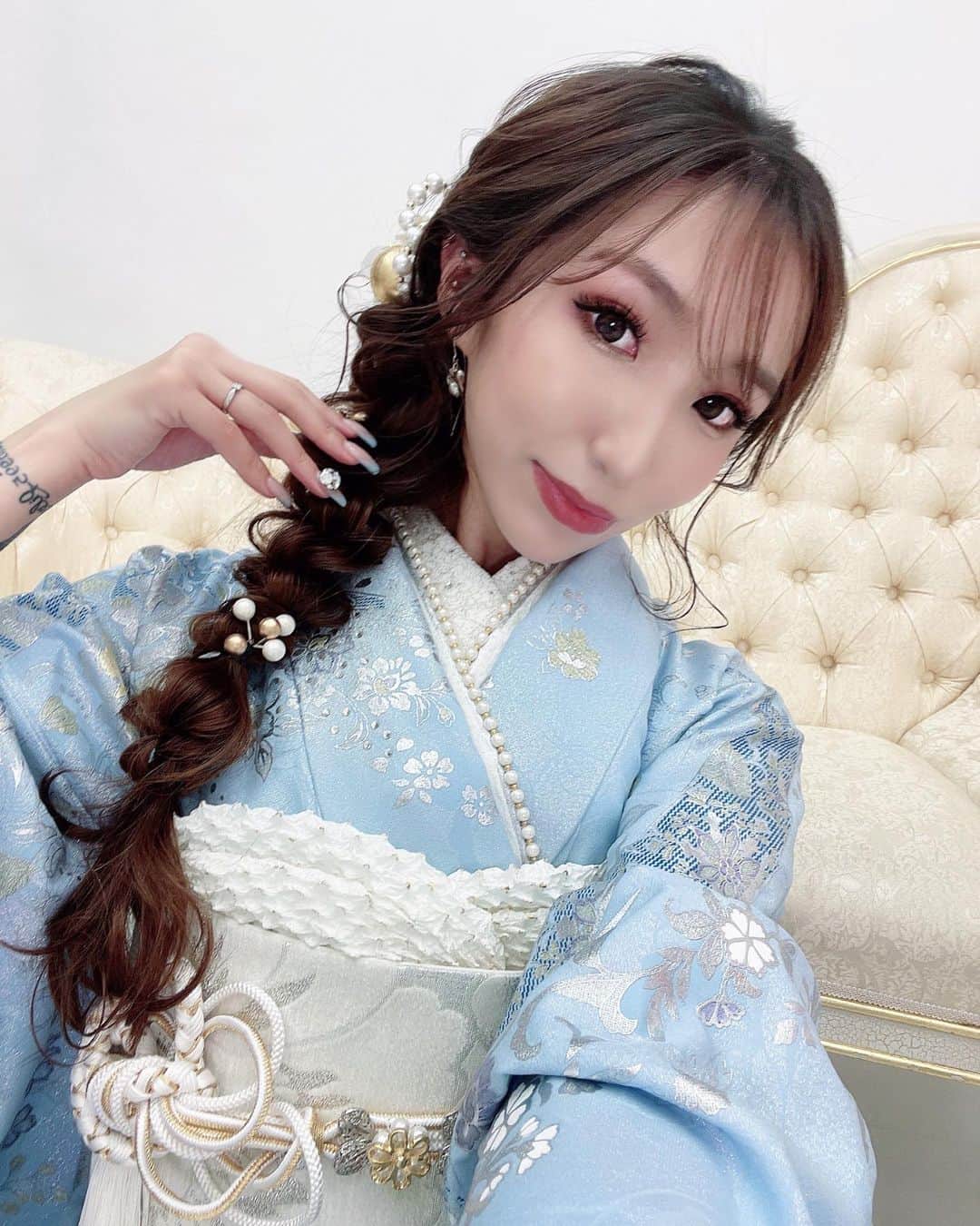 AMIのインスタグラム：「𝐁𝐢𝐰𝐚𝐒𝐚𝐤𝐮𝐫𝐚 🪞 . . #selfie ☁🫧🤍 前髪あるうちの コッチ系統新鮮🫶🏻 . . . . . . . . #ootd #fashion #nail #likeforlikes  #followforfollowback #hairstyle  #振袖 #振袖ヘア #成人式 #成人式ヘア  #袴 #卒業式 #振袖前撮り #振袖ネイル #成人式ヘアセット #振袖レンタル  #ヘアアレンジ #ヘアスタイル #髪飾り  #ヘアセット  #biwa桜 #ネイル #ネイルデザイン  #ロリータ #韓国ファッション #韓国 #韓国振袖 #フレンチネイル #マオボール」