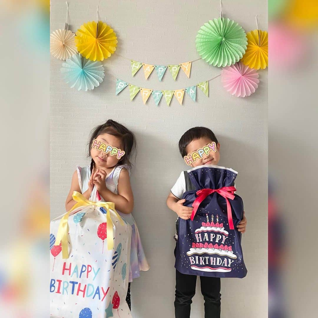 美夢ひまりさんのインスタグラム写真 - (美夢ひまりInstagram)「双子4歳になりました🎂  長男が朝から 「今日弟と妹の誕生日❗️」 とあちこちで言うので😂幼稚園でもたくさんおめでとうと言っていただきました💗  パパが7月頭くらいまで長期出張で不在なので😓ケーキはホールではなく、それぞれが食べたいものを。 今日はささやかなお祝いになりましたが、少し前にお友達がお祝いしてくれてとても嬉しく幸せでした😊  顔も性格も全く似ていない双子ですが、やっぱりにこいち。 常に一緒の存在がいるってどんな感じなのかなと、1人っ子の私はちょっと羨ましく見ています☺️  これからどんな風に成長していくのかとても楽しみです❤️  #誕生日 #二卵性双生児 #二卵性双生児男女」4月19日 18時42分 - himari_miyume