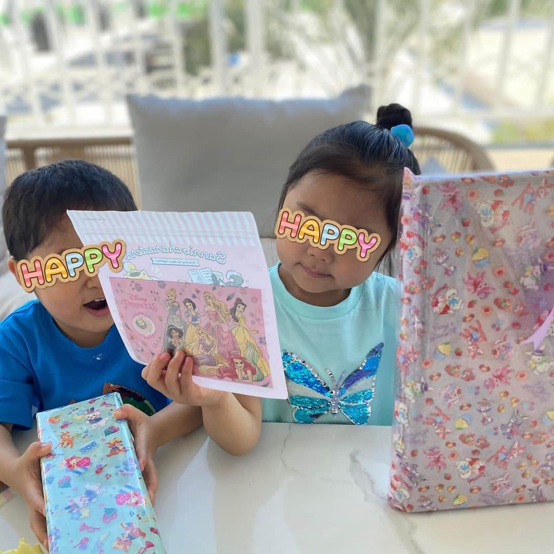 美夢ひまりさんのインスタグラム写真 - (美夢ひまりInstagram)「双子4歳になりました🎂  長男が朝から 「今日弟と妹の誕生日❗️」 とあちこちで言うので😂幼稚園でもたくさんおめでとうと言っていただきました💗  パパが7月頭くらいまで長期出張で不在なので😓ケーキはホールではなく、それぞれが食べたいものを。 今日はささやかなお祝いになりましたが、少し前にお友達がお祝いしてくれてとても嬉しく幸せでした😊  顔も性格も全く似ていない双子ですが、やっぱりにこいち。 常に一緒の存在がいるってどんな感じなのかなと、1人っ子の私はちょっと羨ましく見ています☺️  これからどんな風に成長していくのかとても楽しみです❤️  #誕生日 #二卵性双生児 #二卵性双生児男女」4月19日 18時42分 - himari_miyume