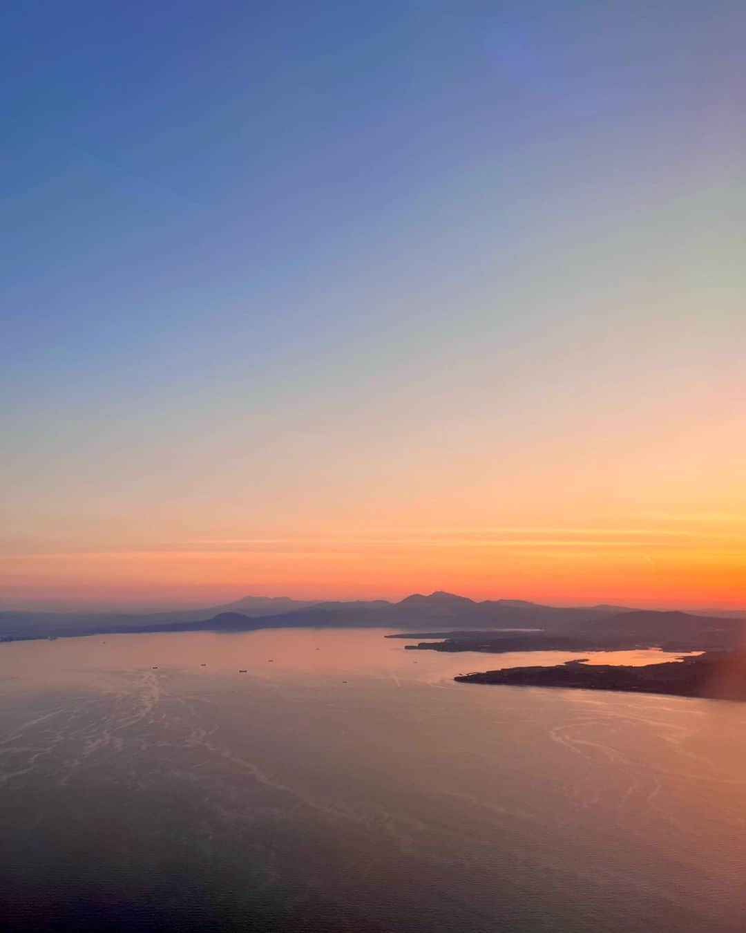 AO のインスタグラム：「今日もお疲れ様でした〜 久々の飛行機からの空と 別府温泉の湯気で美肌になりたい私🤷‍♀ #空#飛行機#海#雲#夕日#温泉#地獄めぐり#別府」