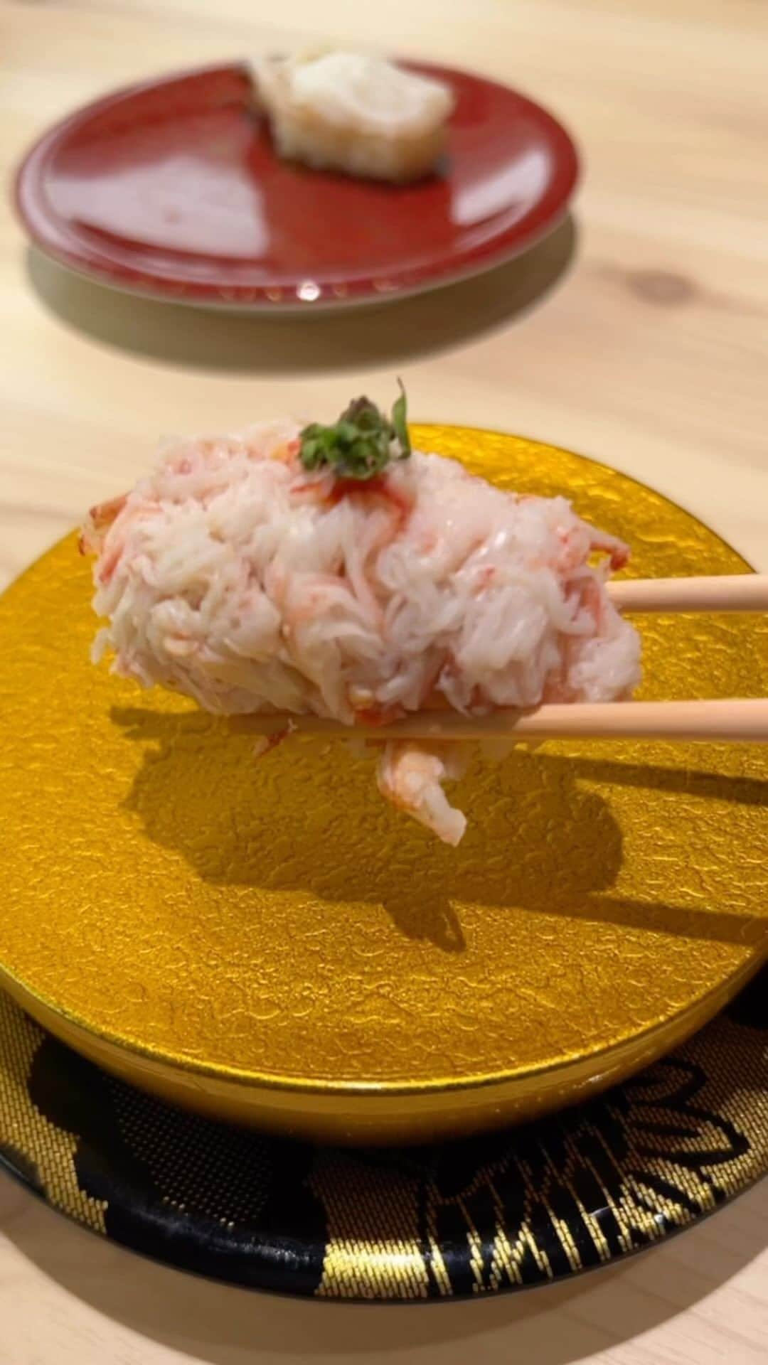 のインスタグラム：「西新にある『博多割烹流れ鮨 海進丸』は、2023年2月7日にオープンした高級回転鮨店で、内観も洒落ている。 鮨は回っておらず、タッチパネルでオーダーした鮨や料理が特急レーンで運ばれてくるよ。 テーブル席もゆったりしており、落ち着いて食事できるのは嬉しい。 2階は完全個室でコース料理も食べられるようだ。  #博多割烹流れ鮨海進丸 @hakata.sushikappou_kaishinmaru 福岡市早良区西新5-1-18 092-833-7080 11:30～14:30 LO 17:00～22:00 LO 定休日：月曜日（祝日の場合は振替）  #FukuokaGourmet This is a conveyor belt sushi restaurant with an unprecedented system, and the sushi ingredients are high quality and delicious. Good atmosphere.  #후쿠오카 여기는 지금까지 없었던 시스템의 회전 스시점으로, 스시 재료도 고급스럽고 맛있다. 차분한 분위기가 좋다.  #福岡グルメ #福岡ランチ #福岡ディナー #西新グルメ #西新ランチ #西新ディナー #福岡回転寿司 #福岡寿司 #福岡鮨 #海進丸」