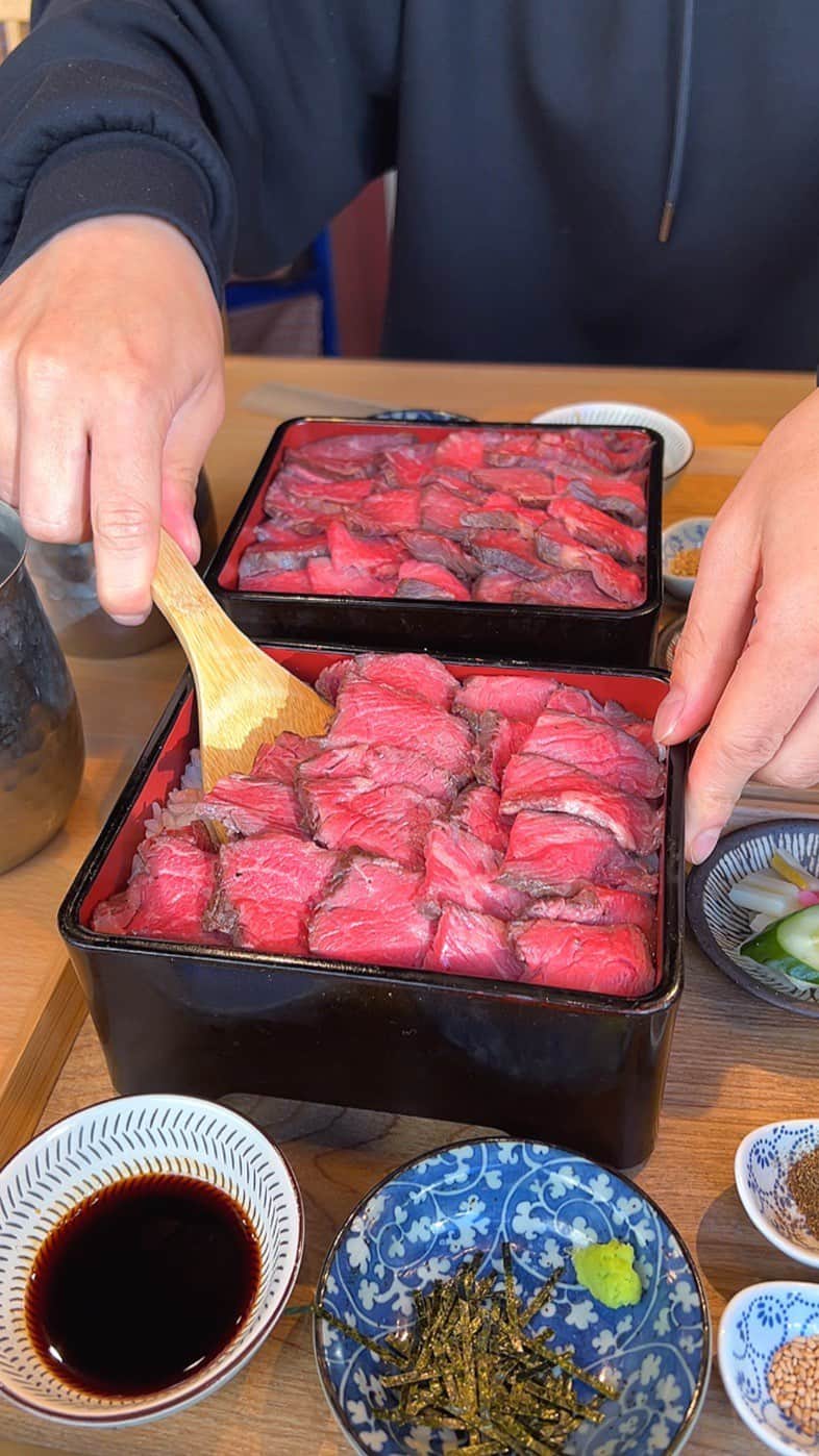 ゆうとグルメのインスタグラム：「🥩和食屋のお肉ぎっしり肉ひつまぶし定食🥩 ㅤㅤㅤㅤㅤㅤㅤㅤㅤㅤㅤㅤㅤ 船橋にあるあなたに会いたくて。さん(@anataniaitakute2022)の 「肉まぶし定食+肉2倍」2500円 「炭焼き五平餅」693円 「抹茶の団子フォンデュ」1089円 ㅤㅤㅤㅤㅤㅤㅤㅤㅤㅤㅤㅤㅤ 船橋駅から徒歩8分ほどのところにある「あなたに会いたくて。」はお米にこだわる進化系和食のお店！ ㅤㅤㅤㅤㅤㅤㅤㅤㅤㅤㅤㅤㅤ まず食べたのは肉ひつまぶし定食🥩 ㅤㅤㅤㅤㅤㅤㅤㅤㅤㅤㅤㅤㅤ これはお肉とご飯がぎっしり敷き詰められたお重にサラダと漬物、ひつまぶしセットがついたボリューム満点の定食！ ㅤㅤㅤㅤㅤㅤㅤㅤㅤㅤㅤㅤㅤ 旨みをしっかり感じる柔らかいお肉はこだわりのお米との相性がばっちり、今回は贅沢に肉2倍オプションで注文したので心ゆくまでおいしいお肉を味わうことができました🤤 ㅤㅤㅤㅤㅤㅤㅤㅤㅤㅤㅤㅤㅤ 最後にはほうじ茶ベースの出汁をかけて薬味と一緒にひつまぶし風にさっぱり食べ終われるのも嬉しいポイント！ ㅤㅤㅤㅤㅤㅤㅤㅤㅤㅤㅤㅤㅤ 七輪で焦げ目をつけて食べる五平餅や温かい抹茶チョコソースにディップするお団子フォンデュなど、スイーツメニューも豊富だからカフェとしての利用もできると思う🍡🍵 ㅤㅤㅤㅤㅤㅤㅤㅤㅤㅤㅤㅤㅤ 料理はどれもおいしいし、夜は和食居酒屋にもなるから幅広い用途で利用できる便利すぎるお店！ ㅤㅤㅤㅤㅤㅤㅤㅤㅤㅤㅤㅤㅤ かなりおすすめ！！ ㅤㅤㅤㅤㅤㅤㅤㅤㅤㅤㅤㅤㅤ —————————————— 📍千葉県船橋市本町3-2-1 2階 ⏰11:30〜23:00(土日祝11時open) 🛌不定休 🚃船橋駅から徒歩8分 —————————————— #PR #船橋グルメ #船橋カフェ #船橋ランチ #千葉グルメ #千葉カフェ #千葉ランチ #あなたに会いたくて #肉ひつまぶし #抹茶 #お団子」