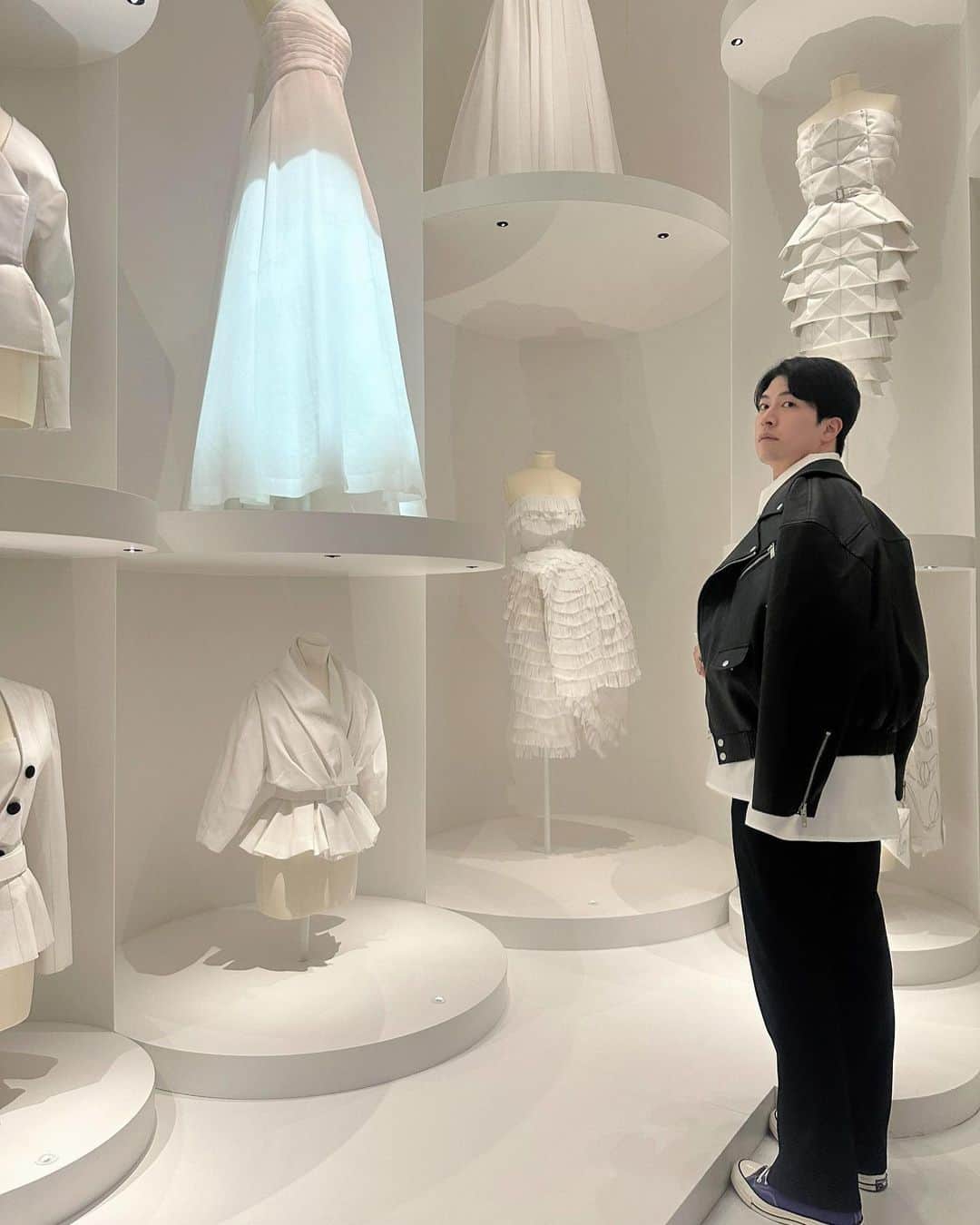 のインスタグラム：「👗🤍  先日のDior展 洋服好きだったけどもっと好きになりました🧥  一生分写真撮ったので、しばらく美術館のアカウント並みに写真アップされます。ご了承ください🙏🏻笑  もう一度ゆっくり見たくて5月のチケットも予約済🎫😏  もうチケット予約は終了してると思いますが、 朝から並べばなんとか入れると思うので、是非！  📍東京都現代美術館　清澄白河駅　徒歩10分 　※5/28(日)までです _____________________ #ディオール展 #dior #dior展 #夢のクチュリエ展 #東京都現代美術館 #美術館巡り #ct70 #asclo #韓国ファッション」