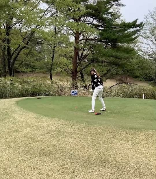 上原泰子のインスタグラム：「▽ 今年初のラウンド⛳️ 冬眠明けなのでまだまだへっぽこスイング🏌️‍♀️ . コンペだったのですが、表彰式で自転車と高麗人参をもらいました🥕 . #ゴルフ#ゴルフ女子#コンペ#高麗人参 #スイング動画#jackbunny#⛳️#🥕」