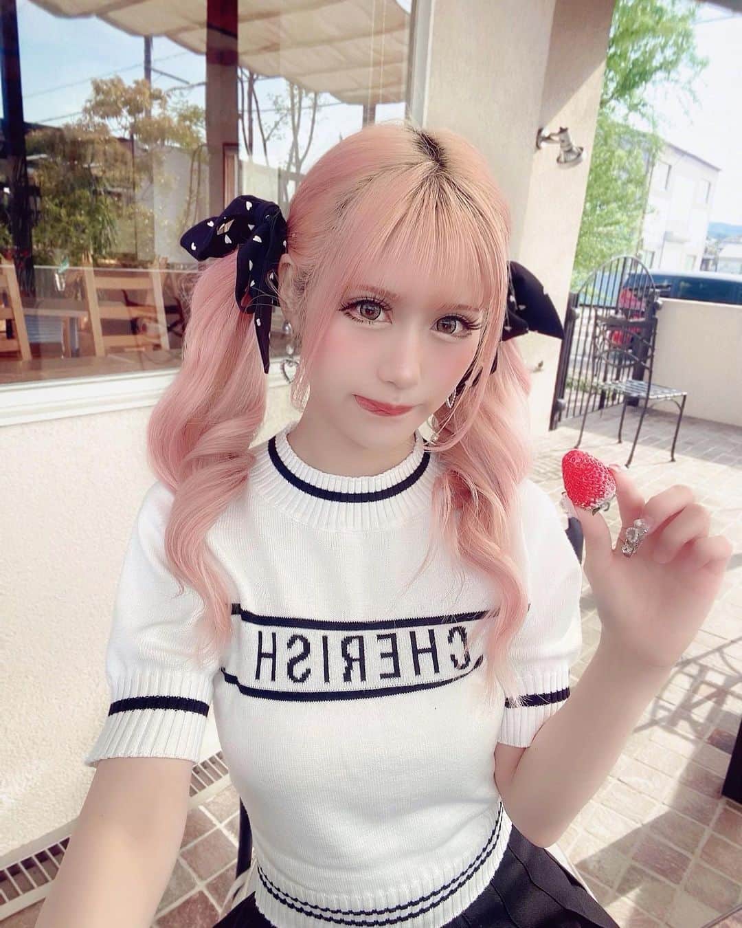 あいめろ姫のインスタグラム：「食べる？🍓💕💭  久しぶりのついんてーる🎀♡  eggフェスもうすぐだね〜！」