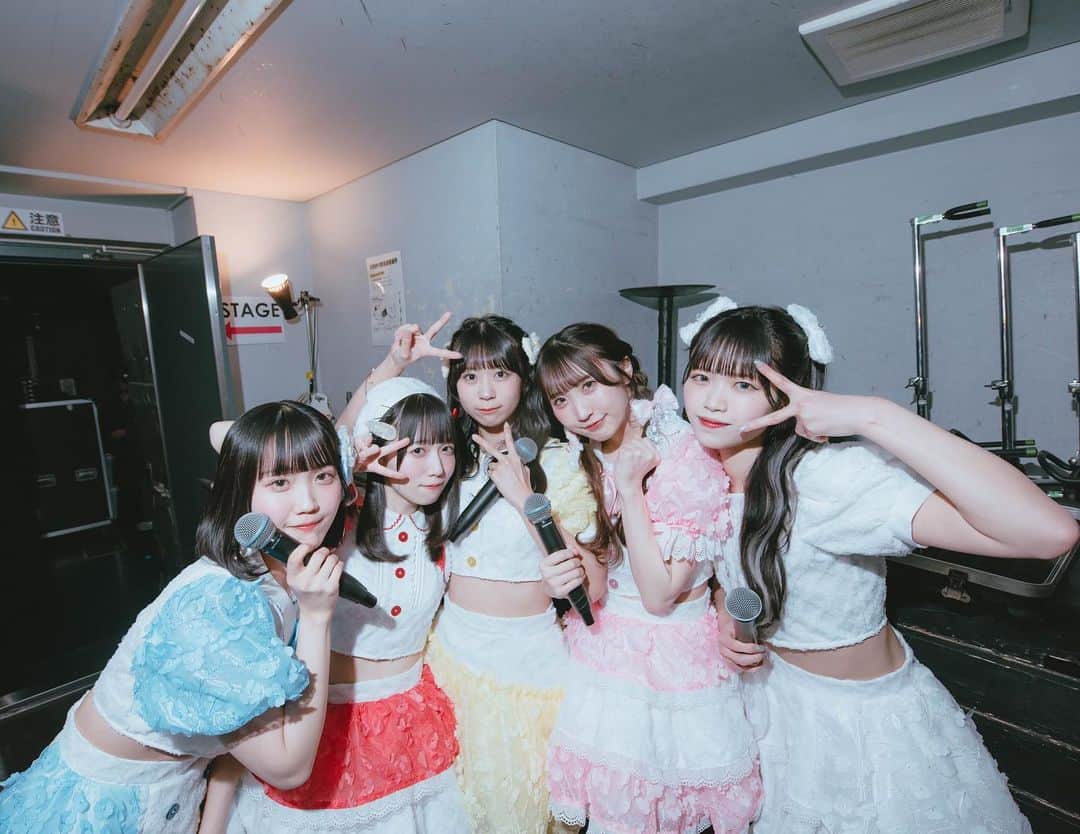 のインスタグラム：「デビュー半年記念ワンマン満員御礼ありがとうございました🎂 半年でこんなに愛されて嬉しい〜こっから着実に大きくなりたいな。 伝えたいこと多すぎて後日ブログにまとめます。今はとりあえず感情の整理を。 お越し頂きありがとうございました！ チェキ券やグッズがすぐに完売してしまったようで買えなかった撮れなかった方ごめんなさい🥲本当にありがとう！」