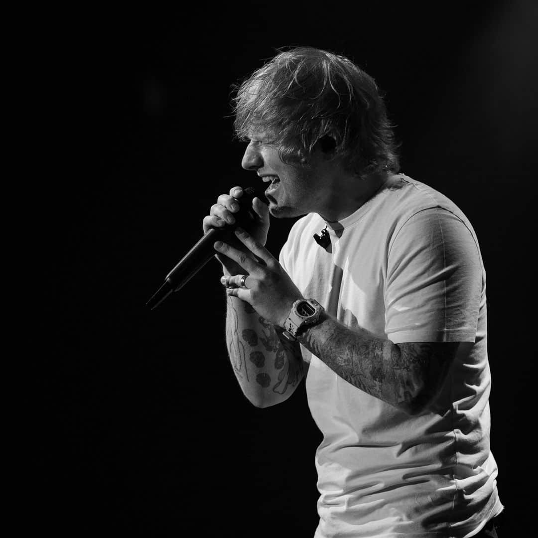 ワーナーミュージック・ジャパン洋楽さんのインスタグラム写真 - (ワーナーミュージック・ジャパン洋楽Instagram)「【Ed Sheeran】 ニューヨークの Kings Theater にて パフォーマンス✨  綺麗すぎる会場の写真をお届け💕  最新アルバム『－（サブトラクト）』は 　　　💛5/5発売💛  #EdSheeran #エドシーラン #音楽 #洋楽 #Concert」4月19日 18時48分 - warnermusicjp_intl