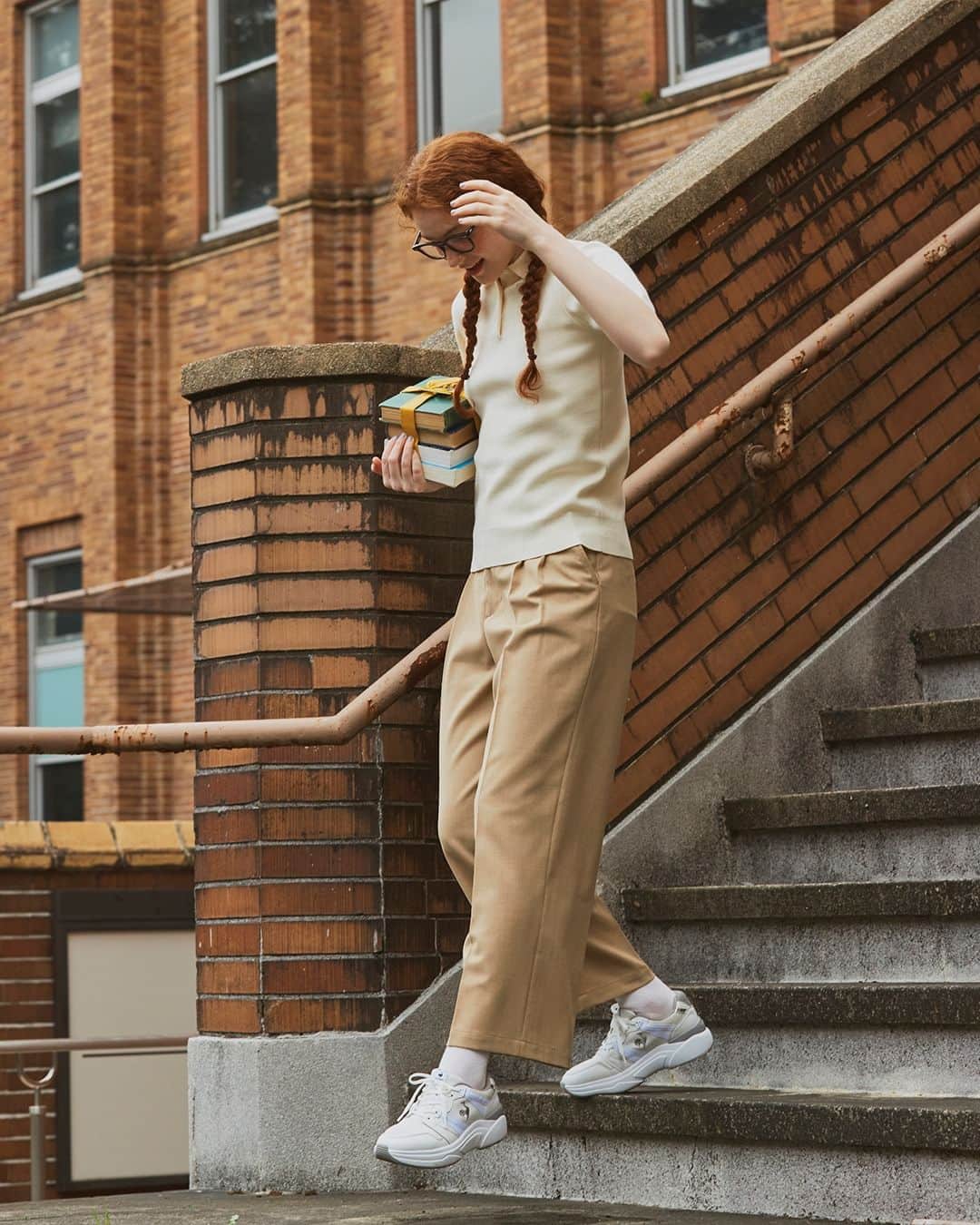 FUDGEのインスタグラム：「‣ ‣ ‣毎日をともにする《ルコックスポルティフ》の厚底スニーカー ∟ ( @lecoqsportif_japan )  アクティブな日も、目一杯おめかししたい日も いつだって寄り添ってくれる とっておきのスニーカー。 どんなスタイリングにもマッチするし、 なんてったって足に優しいのがいいよね。  存在感抜群の厚底ソールが目を引く 「LCS ブローニュ」 ブランドのアーカイブから人気の 3 型をミックスし、現 代風にアップデートした厚底スニーカー「LCS ブローニュ」。 重くなりがちなラバーの使用量を最低限に抑え、 軽量化を実現したソールがポイント。 シューレースと繋 がるサイドテープはデザインのアクセントに加え、ホー ルド感を高める効果も。 軽装になるこれからの季節、 足元にボリュームがあると嬉しい......そんな時、この 1 足が役立ちます !  スクールライフをともにするのはクリーンなホワイト 元気に学校へ向かう月曜日。トレードマークの赤毛をおさげにしたら、気持ちも一気に引き締まる。 ポロシャツが主役の王道アイビースタイルには、 ピュアな雰囲気の白スニーカーがベストマッチの予感。 黒縁メガネもプラ スして、真面目さに拍車をかけるのが気分なのです。  ✔︎ #シューズ ¥10450 ✔︎ #ポロシャツ ¥16500 ✔︎ #ソックス ¥1540 〰︎ すべて le coq sportif (デサントジャパンお客様相談室) @lecoqsportif_japan  #lecoqsportif  #ルコックスポルティフ #ルコック #PR  - - - - - - - - - - - - - - - 『FUDGE』2023年5月号は『 GOOD STYLE 150 春はデニムが気分です 』特集📖✨ むくむとやる気がみなぎる今日この頃。ふとお洒落がマンネリになっているのではないかと思案する。 そうだ！柄物に挑戦してみよう。デニムと一緒なら簡単に可愛くできるはず。  全国の書店、コンビニ、webで人気販売中です！◎ ぜひ最新号をゲットして @fudge_magazine をタグ付けしてくださいね！  《FUDGEの他のアカウントも更新中》 ⌎men'sFUDGE @mensfudge ⌎snap @fudge_snap ⌎online store @fudge_online_store  ⌎friend @fudge_friend  ⌎coffee @fudge_coffee  #fudge #ファッジ #fudge_magazine #洋服好きな人と繋がりたい #服好き #おしゃれ女子 #おしゃれ好き #お洒落好き #お洒落女子 #シャツ #Tシャツ #靴 #くつ #ボトム #トップス #コーディネート #カジュアルコーデ」
