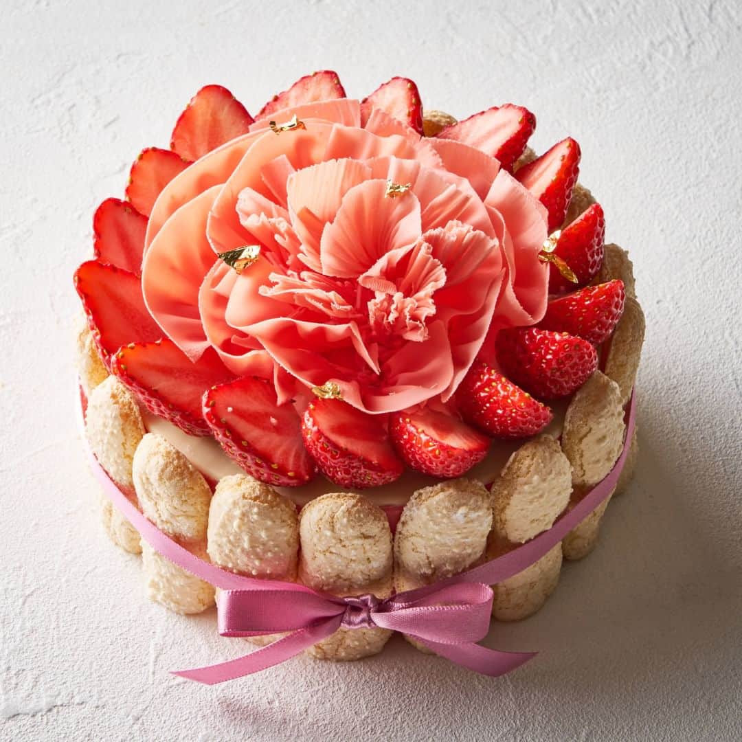 Mandarin Oriental, Tokyoさんのインスタグラム写真 - (Mandarin Oriental, TokyoInstagram)「Are you looking for a special way to express your appreciation and love for your mom on Mother's Day? The Mandarin Oriental Gourmet Shop offers a delightful and heartwarming option - the "M'AMOUR ~ my beloved mother ~" strawberry mousse cake. This cake is expertly crafted with a luscious strawberry mousse and a tangy confit that perfectly balances sweetness and sourness.  To learn more about this offering and make a reservation, please check bio. The reservation period is from Thursday, 20 April 20 to Monday, 8 May 2023, and the cake will be available for sale on Saturday, 13 May to Sunday, 14 May 2023. Treat your mom to a delicious and thoughtful gift this Mother's Day!   日頃の感謝を伝える母の日の贈り物はお決まりですか。ザ マンダリン オリエンタル グルメショップでは、優しい甘味のストロベリームースと甘酸っぱい苺のコンフィをアクセントにした苺のムースケーキ「M'AMOUR(マムール)～愛しいお母さんへ～」をご用意しています。大切な思いをスイーツで伝えてみてはいかがでしょうか。  詳細はプロフィールからお問合せください。 予約期間：2023年4月20日（木）～5月8日（月）まで。 販売期間：2023年５月13日（土）～14日（日）  #ImAfan #MandarinOriental #FansOfMO #Nihonbashi #tokyohotel #hotelstay #delighted #staycation #マンダリンオリエンタル東京 #東京ホテル #日本橋 #日本橋ホテル #ラグジュアリーホテル #母の日 #母の日プレゼント #母の日ギフト #mothersday #mothersdaygift」4月19日 19時00分 - mo_tokyo