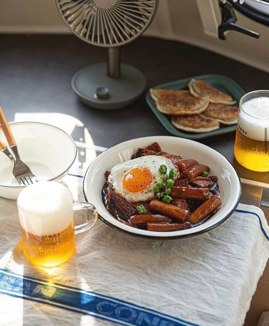 ソン・ファミンのインスタグラム：「오르막 오픈 됐습니다!  구매는 프로필 링크 통해 가능합니다   👩‍🍳 매콤짜장만 일주일간 판매 진행됩니다 *투움바,로제는 추후 입고 예정입니다  👩‍🍳 오르막 더 맛있게 먹는 방법  -친구들이랑 홈파티하기 👯‍♀️ -캠핑가서 먹기 🏕️ -냉동실에 쟁여놨다가 새벽에 배고플때 꺼내먹기 🌝 -술 안주로 먹기 🍻  👩‍🍳 밀키트 제품치고 맛있다가 아닌, 배달음식이나 오프라인 음식과 견주어도 맛있다고 자부할만큼 열심히 잘 만들었어요 그리고 집에서 5분만에 조리가 가능하답니다  👩‍🍳 프로필 하이라이트 ormak에 맛있게 먹는 방법이 정리돼있으니 참고 부탁드리며, 실시간 스토리 통해서도 알려드릴게요!  🚚 배송은 보통 익일배송」