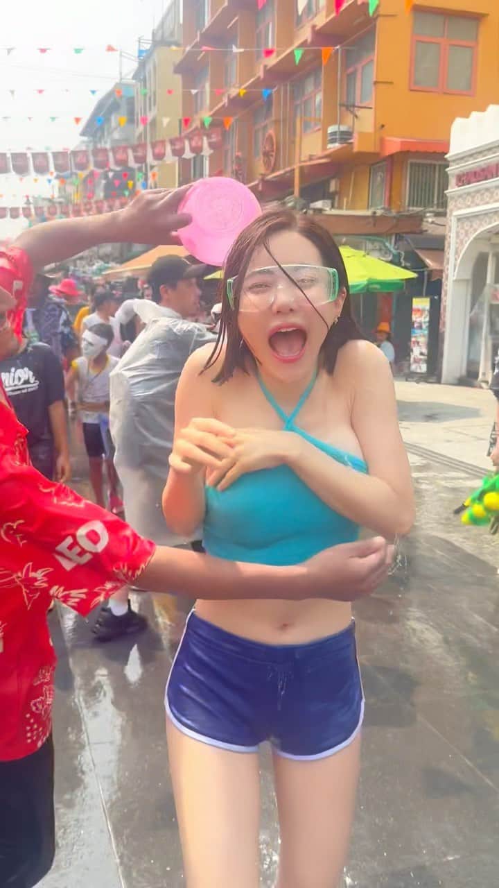 Dj Sodaのインスタグラム：「Soda’s #Songkran day part 2 !🚿So this time I prepared a goggle😎but it couldn’t protected my face and my eyes from the splash 🫥🙄🥲」