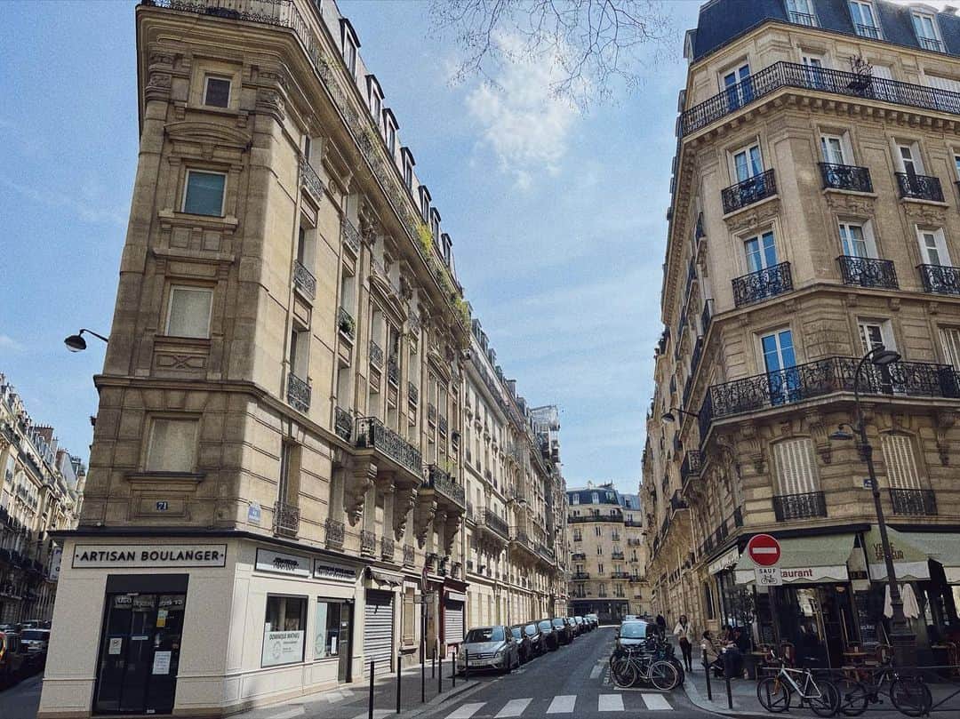 末永百合恵のインスタグラム：「辻や横道がたくさんあり、ひとたび裏路地に入ればまったく別の場所に出たりして、お散歩していて楽しい。  週末は蚤の市もやっているから、アンティークとの良い出会いがあると幸せな気分になる🍀  #フランス#パリ#パリ生活#街#蚤の市#アンティーク#出会い#france#paris#life#antique#love」