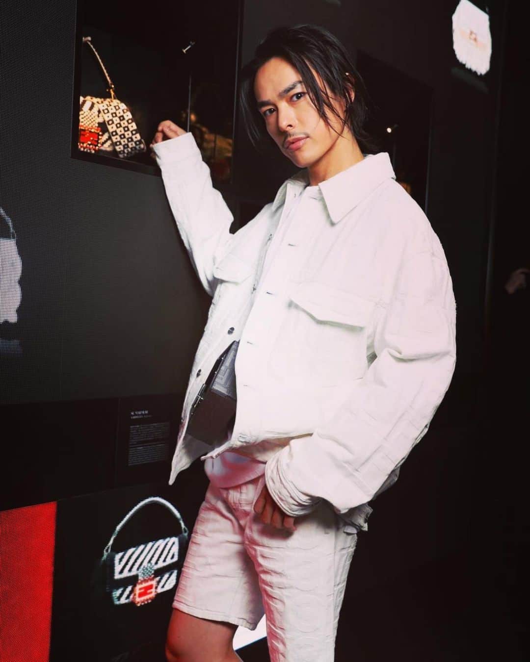 のインスタグラム：「職人に光をあてたエキシビジョン💫是非ご覧下さい✨  #FendiHandinHand @fendi  @silviaventurinifendi」