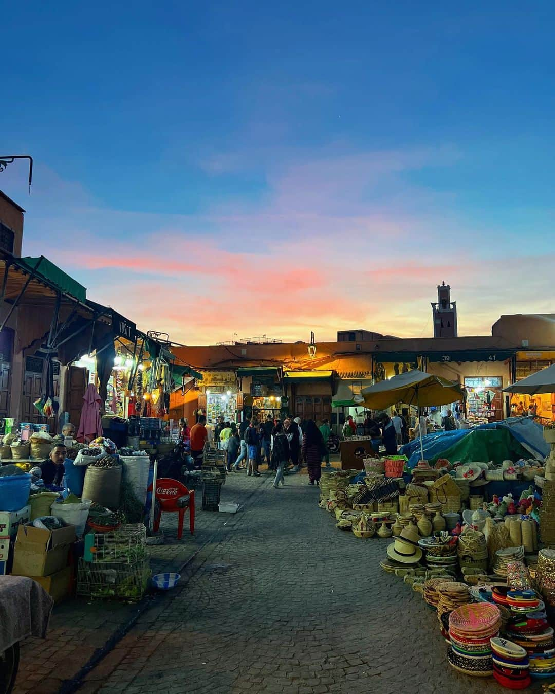 一双麻希 さんのインスタグラム写真 - (一双麻希 Instagram)「モロッコの世界遺産の都市、マラケシュへ✨🇲🇦 パリからたった3時間✈︎なのに、 降り立つとヨーロッパとは全くの異世界が広がっていて、、 見たことのない景色、感じたことのない空気感、におい。 もうわくわくが止まらない。‼︎‼︎ 着いたその日に 『あ、ここ好きだ。。♡既にまた来たい！』と思いました。😌 世界遺産になっているのは旧市街。 活気があって、街も建物の雰囲気も大好き。 人懐っこい猫さんも沢山でみんな可愛い。🥺🐈 (すぐ一人喋りかけてしまいます。笑)  #モロッコ #マラケシュ #モロッコ旅行 #アフリカ大陸   #モロッコ旅 #モロッコ観光 #スーク #morocco #souq #marrakech #marrakesh ء #مراكش#المغرب #جامعالفنا  #سوق #旅好き女子 #旅好き #旅好きな人と繋がりたい #海外旅行 #ヨーロッパ旅行 #海外一人旅 #女一人旅 #山ガール #登山女子 #自然が好き #アウトドア好き #アウトドア女子 #キャンプ女子 #worldtraveler #worldtravel」4月19日 19時03分 - isso_maki315