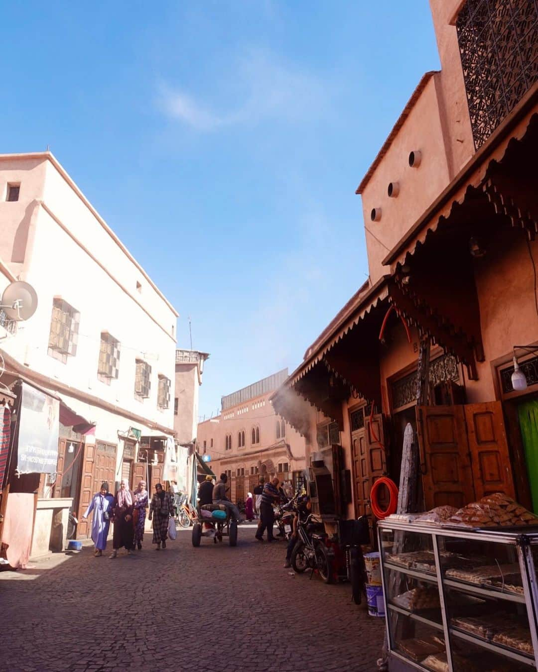 一双麻希 さんのインスタグラム写真 - (一双麻希 Instagram)「モロッコの世界遺産の都市、マラケシュへ✨🇲🇦 パリからたった3時間✈︎なのに、 降り立つとヨーロッパとは全くの異世界が広がっていて、、 見たことのない景色、感じたことのない空気感、におい。 もうわくわくが止まらない。‼︎‼︎ 着いたその日に 『あ、ここ好きだ。。♡既にまた来たい！』と思いました。😌 世界遺産になっているのは旧市街。 活気があって、街も建物の雰囲気も大好き。 人懐っこい猫さんも沢山でみんな可愛い。🥺🐈 (すぐ一人喋りかけてしまいます。笑)  #モロッコ #マラケシュ #モロッコ旅行 #アフリカ大陸   #モロッコ旅 #モロッコ観光 #スーク #morocco #souq #marrakech #marrakesh ء #مراكش#المغرب #جامعالفنا  #سوق #旅好き女子 #旅好き #旅好きな人と繋がりたい #海外旅行 #ヨーロッパ旅行 #海外一人旅 #女一人旅 #山ガール #登山女子 #自然が好き #アウトドア好き #アウトドア女子 #キャンプ女子 #worldtraveler #worldtravel」4月19日 19時03分 - isso_maki315