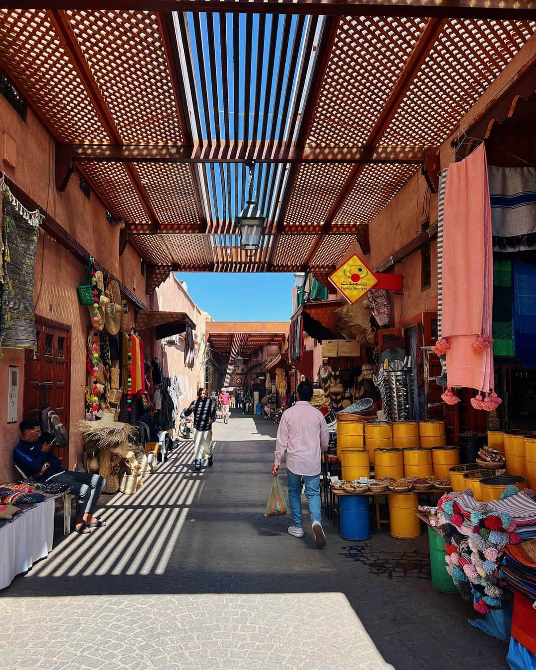 一双麻希 さんのインスタグラム写真 - (一双麻希 Instagram)「モロッコの世界遺産の都市、マラケシュへ✨🇲🇦 パリからたった3時間✈︎なのに、 降り立つとヨーロッパとは全くの異世界が広がっていて、、 見たことのない景色、感じたことのない空気感、におい。 もうわくわくが止まらない。‼︎‼︎ 着いたその日に 『あ、ここ好きだ。。♡既にまた来たい！』と思いました。😌 世界遺産になっているのは旧市街。 活気があって、街も建物の雰囲気も大好き。 人懐っこい猫さんも沢山でみんな可愛い。🥺🐈 (すぐ一人喋りかけてしまいます。笑)  #モロッコ #マラケシュ #モロッコ旅行 #アフリカ大陸   #モロッコ旅 #モロッコ観光 #スーク #morocco #souq #marrakech #marrakesh ء #مراكش#المغرب #جامعالفنا  #سوق #旅好き女子 #旅好き #旅好きな人と繋がりたい #海外旅行 #ヨーロッパ旅行 #海外一人旅 #女一人旅 #山ガール #登山女子 #自然が好き #アウトドア好き #アウトドア女子 #キャンプ女子 #worldtraveler #worldtravel」4月19日 19時03分 - isso_maki315