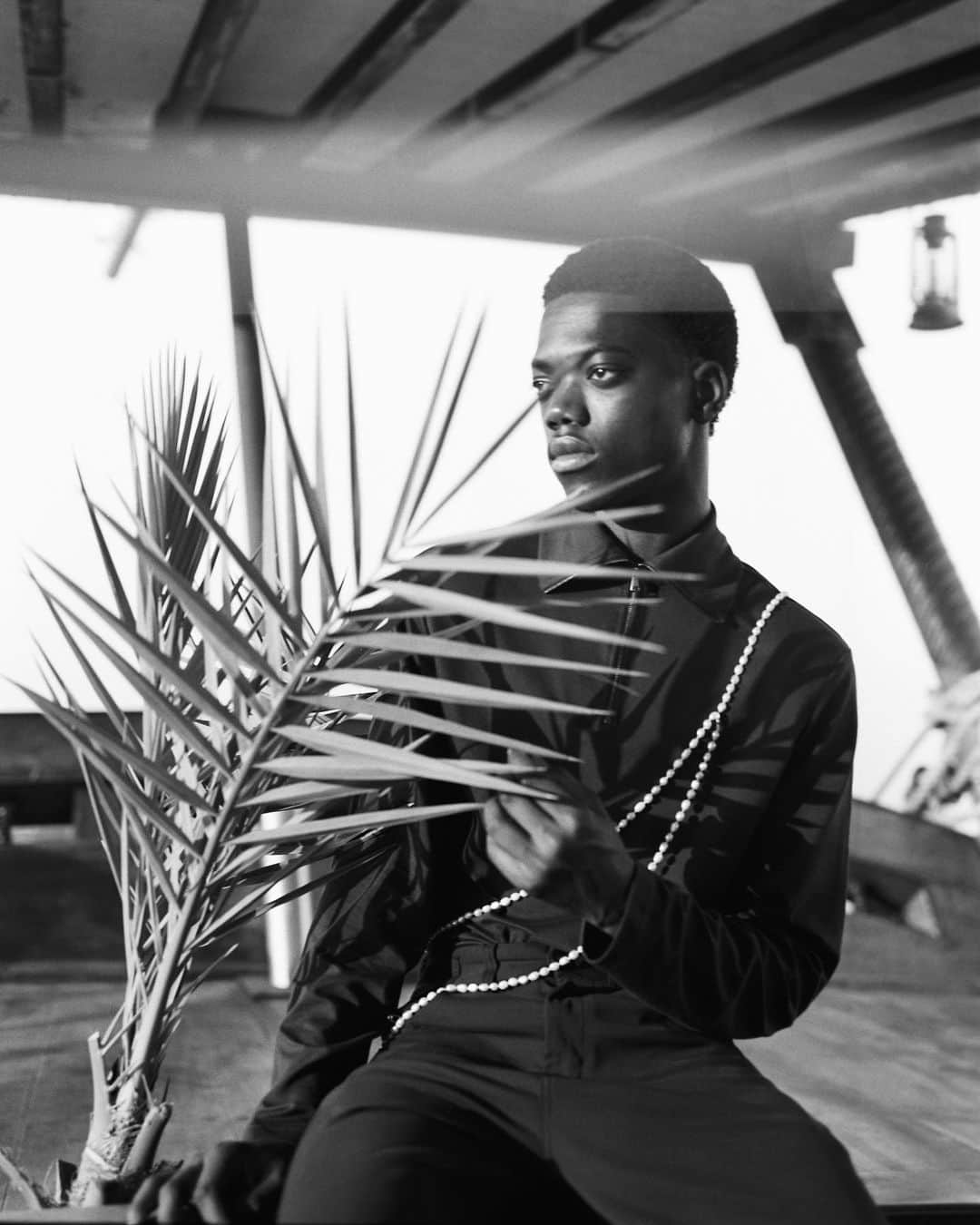カシミ オムのインスタグラム：「Combining desert nomads, sartorial subversion, technology with a soul and the natural camouflage of mirage horizons.  Shop the collection online now.  #QASIMISS23」