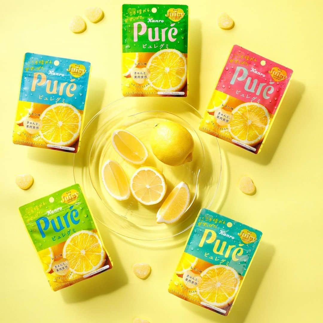 カンロ公式”ピュレフォト”（kanro_pr）のインスタグラム：「. レモン好きな人は"いいね♡"してね🍋  発売当初から続いている定番といえばレモン味- ̗̀🍋 ̖́- ピュレグミの甘ずっぱさと相性抜群で リフレッシュにぴったりなフレーバーです💛  色名は上から時計回りに… 🌳新緑の季節グリーン 💞ホップステップピンク 🐬サンゴ礁マリンブルー 🌱ピクニック日和グリーン 💙満点の青空ブルー  パッケージ裏面のストーリーにも注目👀  #トキメキって恋だけじゃない  #ハートをあげるひと粒 #ピュレグミ #グミ #グミ好き #グミ活 #グミ部 #グミ好きな人と繋がりたい #新商品 #新商品お菓子 #新発売 #おやつ #今日のおやつ #コンビニ #コンビニお菓子 #フルーツ #レモン #レモン味 #檸檬 #レモン好き #レモンのお菓子 #フルーツ好き #春 #ときめき  #カンロ #kanro」