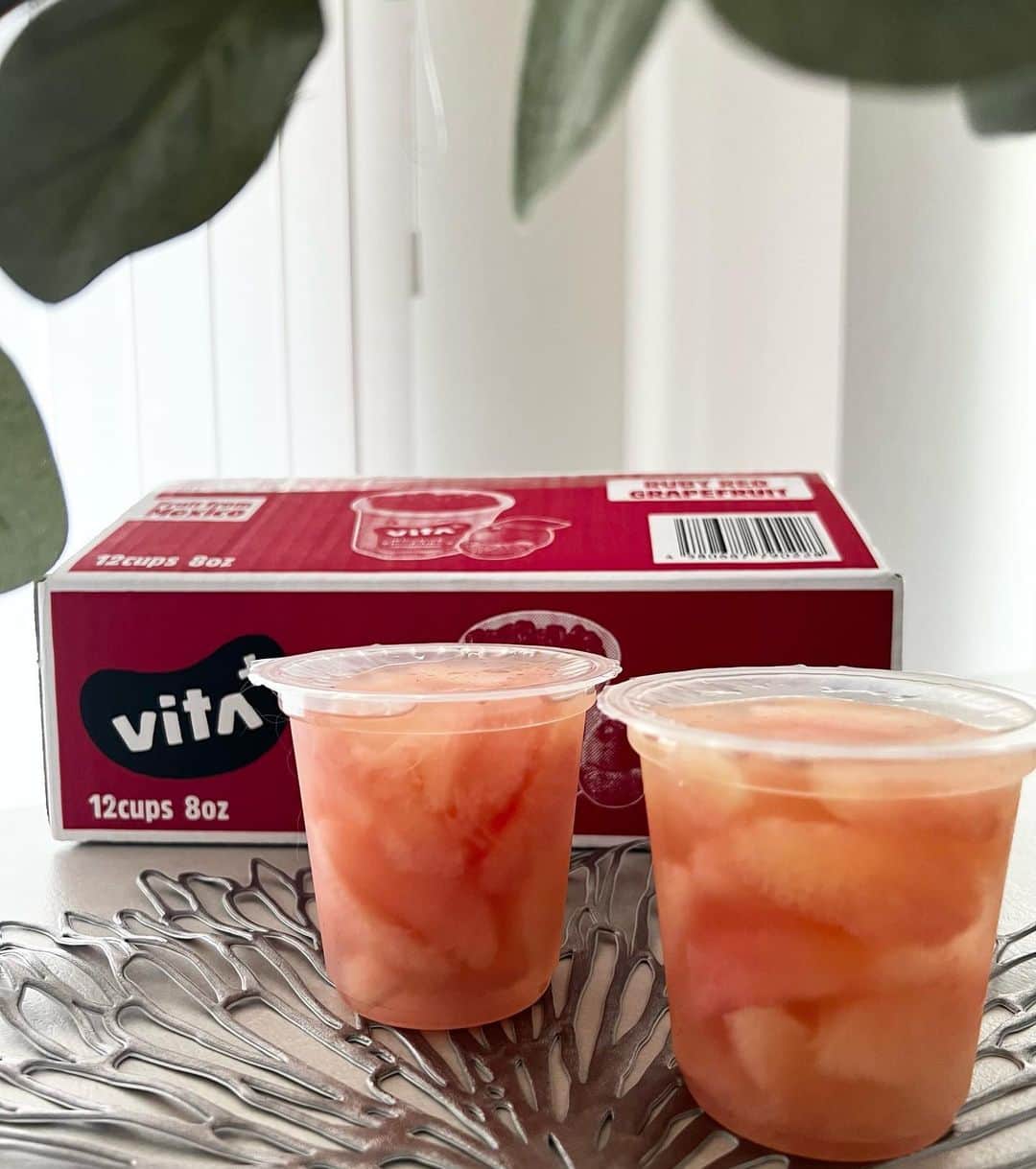 あいりさんのインスタグラム写真 - (あいりInstagram)「コストコに売っている 『Vita+ フルーツカップ ルビーレッドグレープフルーツ』が美味しい😋✨  『Vita+フルーツカップルビーレッドグレープフルーツ』は コストコ限定商品なのですが 上品な甘さと程よい酸味のバランスがよくて 最近かなりハマって食後に食べています👏  ちなみに『Vita+フルーツカップ』シリーズの商品は 超高圧低温殺菌処理されているので 賞味期限が長く、 鮮度や食感、栄養価もそのままで 美味しくいただけるそうですよ✨ 本当、グレープフルーツがフレッシュでプリプリなんです😍  『Vita+フルーツカップルビーレッドグレープフルーツ』は 「ルビーレッドグレープルーツ」だけを入れた おすすめの一品なので グレープフルーツがお好きな方は コストコで見つけたらぜひ一度召し上がってみてください☺️💜  私も次コストコ行って見つけたら絶対リピートします💓  #vitaplusfruitcup #ビタプラスフルーツカップ #ルビーレッドグレープフルーツ #pr #コストコ商品 #コストコ限定品 #コストコ限定商品」4月19日 19時06分 - airi_happy