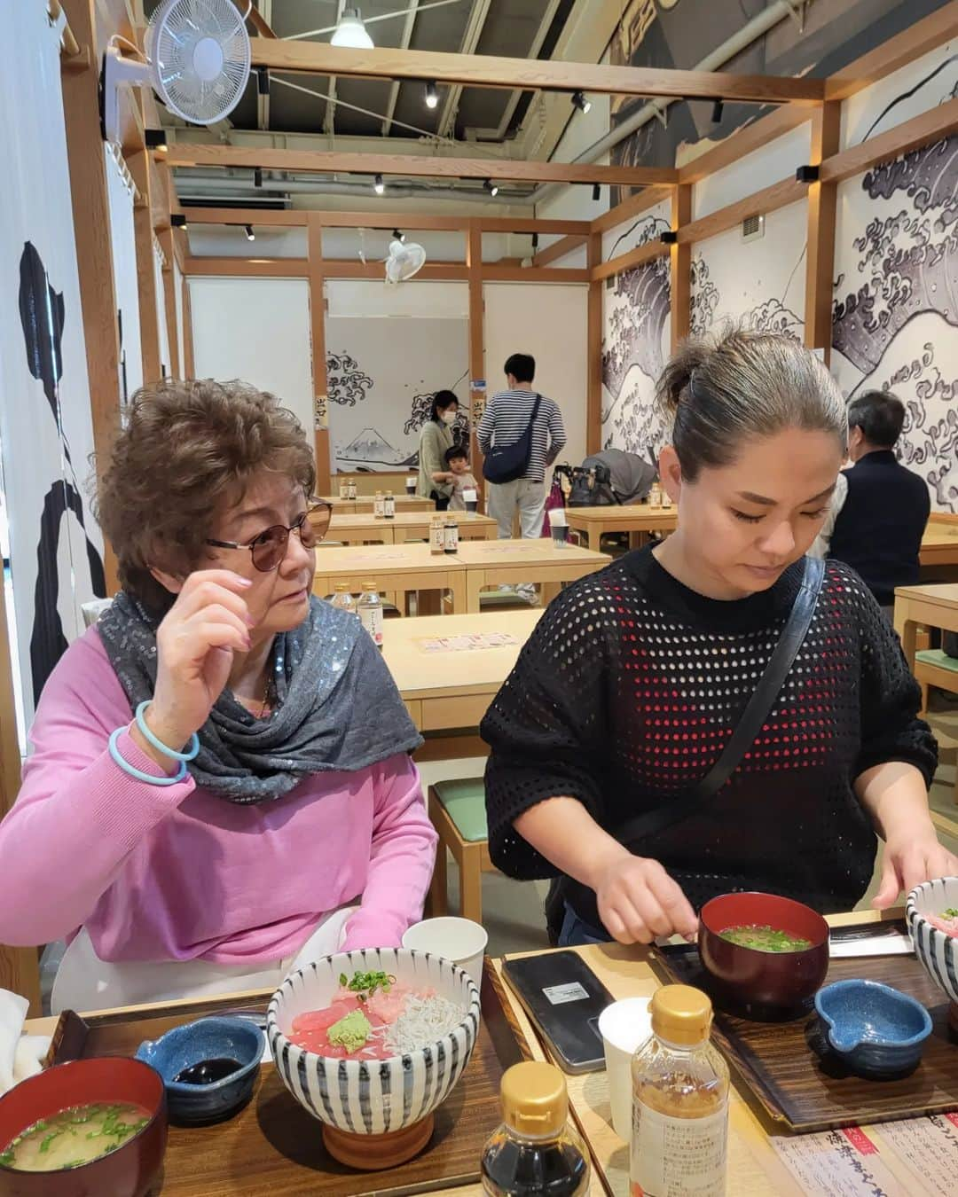 小椋ケンイチ(おぐねー)さんのインスタグラム写真 - (小椋ケンイチ(おぐねー)Instagram)「長野からお母さんとスタッフ🚙 浜松からはトシ子🚅 東京から僕が静岡県三島の駅で合流✨✨ 前回来て絶対連れてってあげたい西伊豆は戸田の@nishiizukoyoi  西伊豆　今宵さんへ✨ ここ戸田(へた)では地域によって漁業権利が違い深い駿河湾を利用した深海の魚や蟹を捕獲出来るのです‼️ その中でもよく水族館で見かける 【高足蟹】🦀が食べれる唯一の地区✨ 昔から取れてはいたんだけどあまりに大きくて茹でる鍋がなかったからなかなか食べれなかったんだって❗w 数十年前からボイル出来る調理器が出来たからやっと食べれるようになったそう😂🍴 味は濃厚でとろみがある深い味わい‼️ 味噌も日本酒で溶いて飲めば贅沢な味わい‼️w 海無し県の長野県民には大大ご馳走です✨ 今は予約入れて確認していかないとだんだん高足蟹が取れなくなってるみたいで温暖化なのかしらねえ。 今回出して頂いた高足蟹は中くらいのサイズだそう‼️‼️w 翌朝は女将が船を出してくれて湾の観光🌊☀️ 忘れられない旅になりました✨ 女将さん、皆さんありがとうございました！ 明るく素敵な女将さんをメイクで変身させたYouTubeをアップいたします😁💄💋✨ 旅と宿とご飯とメイクw 少々お待ち下さい🎥✨ #高足蟹#西伊豆今宵#おぐねぇーチャンネル」4月19日 19時06分 - kenichi_ogura