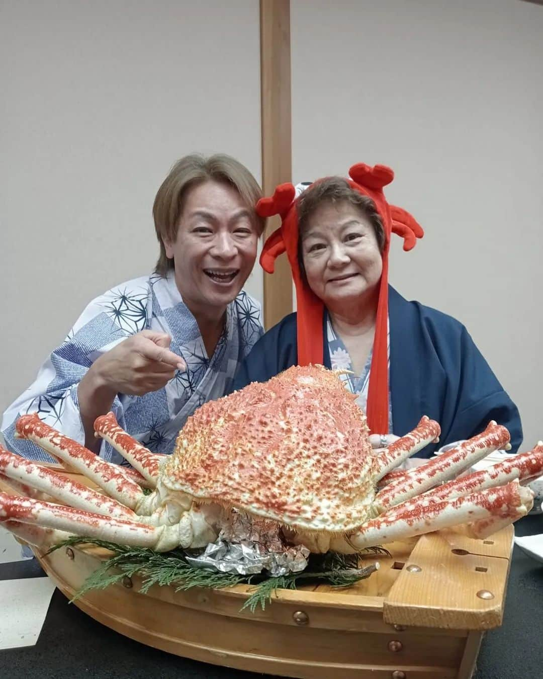 小椋ケンイチ(おぐねー)さんのインスタグラム写真 - (小椋ケンイチ(おぐねー)Instagram)「長野からお母さんとスタッフ🚙 浜松からはトシ子🚅 東京から僕が静岡県三島の駅で合流✨✨ 前回来て絶対連れてってあげたい西伊豆は戸田の@nishiizukoyoi  西伊豆　今宵さんへ✨ ここ戸田(へた)では地域によって漁業権利が違い深い駿河湾を利用した深海の魚や蟹を捕獲出来るのです‼️ その中でもよく水族館で見かける 【高足蟹】🦀が食べれる唯一の地区✨ 昔から取れてはいたんだけどあまりに大きくて茹でる鍋がなかったからなかなか食べれなかったんだって❗w 数十年前からボイル出来る調理器が出来たからやっと食べれるようになったそう😂🍴 味は濃厚でとろみがある深い味わい‼️ 味噌も日本酒で溶いて飲めば贅沢な味わい‼️w 海無し県の長野県民には大大ご馳走です✨ 今は予約入れて確認していかないとだんだん高足蟹が取れなくなってるみたいで温暖化なのかしらねえ。 今回出して頂いた高足蟹は中くらいのサイズだそう‼️‼️w 翌朝は女将が船を出してくれて湾の観光🌊☀️ 忘れられない旅になりました✨ 女将さん、皆さんありがとうございました！ 明るく素敵な女将さんをメイクで変身させたYouTubeをアップいたします😁💄💋✨ 旅と宿とご飯とメイクw 少々お待ち下さい🎥✨ #高足蟹#西伊豆今宵#おぐねぇーチャンネル」4月19日 19時06分 - kenichi_ogura