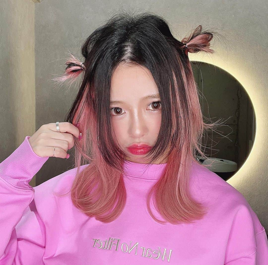 矯正ちゃんさんのインスタグラム写真 - (矯正ちゃんInstagram)「🆕💇‍♀️💖💖 @_kou_kuramori_ いつもありがとうございます🤫💕💕💕💕宇宙人👽にもしてくれた😂💖💖💖💖💖 . 髪の毛傷みすぎて切っても切っても毛先重くならんかったんやけど、やっと厚みが出たの感動🥹💖 . #ヘアカット #ヘアデザイン #ピンクカラー #矯正ちゃん」4月19日 19時07分 - kotty_xx