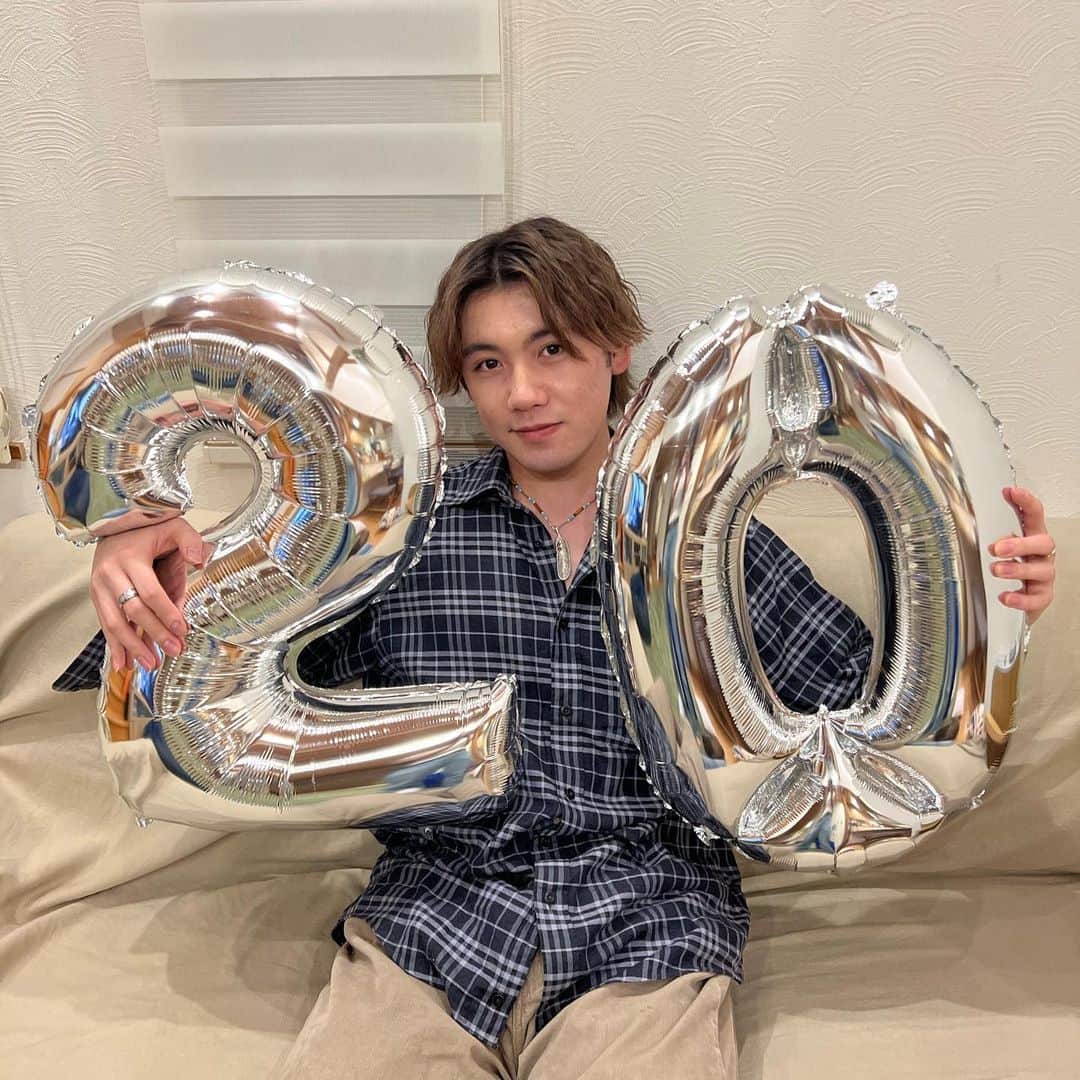 佐藤颯太のインスタグラム：「お陰様で20歳を迎えることが出来ました👏  20歳は、腐らず挑戦し続けて行きたいと思います。20歳という歳はおおきな節目にもなるので今年1年すごく大切にして全身全霊で頑張って行きたいと思います。  他人と比べることなくいつまでも初期の気持ちでまっすぐ行かせてもらいますのでこれからも応援よろしくお願い致します🙇‍♂️   #誕生日 #Birthday #03 #おすすめ #fyp  #japan  #셀카샷  #셀카  #패션  #데일리룩  #dailylook  #오오티디 #얼스타그 #셀카그램」