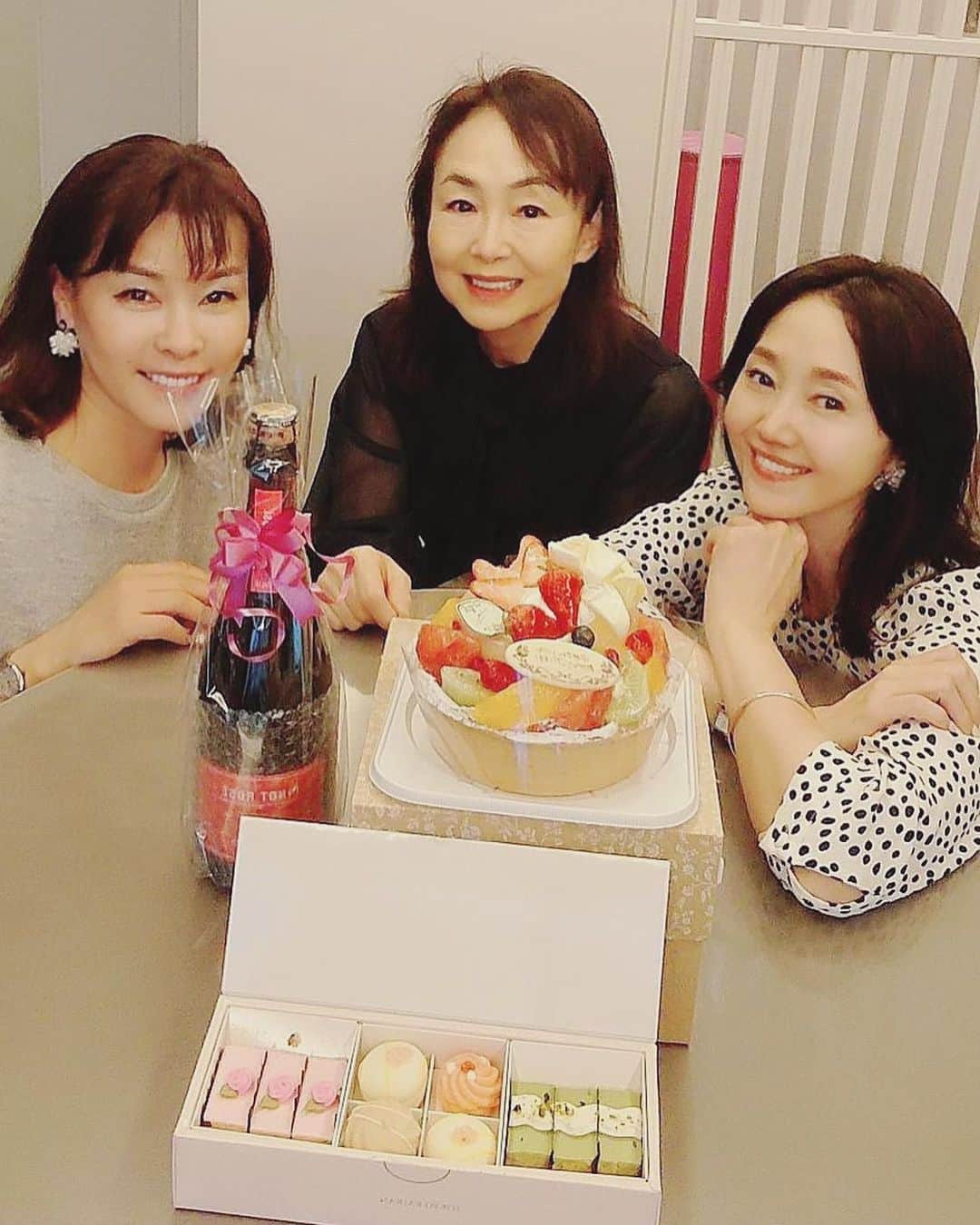 織香のインスタグラム：「先週のティーパーティー🫖🍰💕💕  QVCゲストの大先輩⭐️鈴江さん の素敵すぎるお宅へ  元QVCナビゲーターの堀田さん🐰💕 とお邪魔してきました😊  みんなでケーキやお菓子や🍷を持ち寄り 食べる前に30分の撮影会〜🤣💕  お久しぶりのお2人とまるでオンエアのようなお喋りで盛り上がりました😊  （なぜか動画を載せるとエラーでUPできなくて残念😢）  鈴江さんのお話はとても視座が高く勉強になる事ばかり📝✨✨  そして堀田さん🐰💕 オンエアでは10年近く、いつもいつも助けていただいていたので✨ 普通に再会したけれど😆内心は感無量でした💓  鈴江さんのお声がけでゆっくりお会いする事ができて嬉しい😊✨  鈴江さんの美しいピアノ演奏に感動して🎶 お2人のキレキレトークに笑い転げたり🤣 楽しい一日でした💕  #ありがとうございます #おうちカフェ  #お茶会 #QVCゲスト #アルマード鈴江祐末さん  #卵殻膜サプリ #堀田ゆかりさん #ナビゲーター #MC」