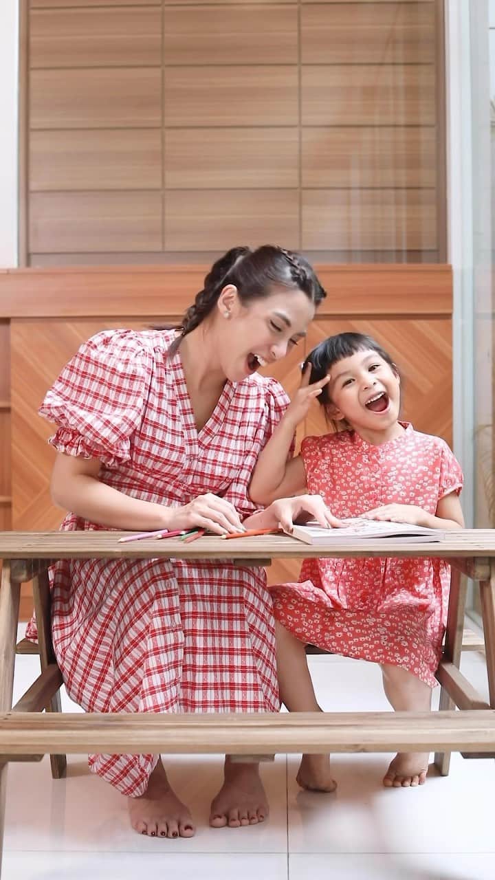 チェルシー・オリビアのインスタグラム：「Ini salah satu vitamin yang Nastusha minum setiap hari.. suka banget dia sama Egoji Sirup @egojiid ❤️❤️   Egoji Sirup ini kandungannya lengkap.. ada 4 ekstrak herbal (echinacea, meniran, goji berry, black elderberry) dan pastinya sudah mendapatkan verifikasi dari BPOM terbebas dari DEG dan EG   Nah sebagai suplemen dengan 4 ekstrak bahan herbal, EGOJI ini memiliki komitmen tinggi untuk membantu para moms siaga dalam menjaga daya tahan tubuh keluarga sehingga aman untuk dikonsumsi ❤️  #SudahEgojiSiapLetsGoLagi #Egoji #EgojiSirup」