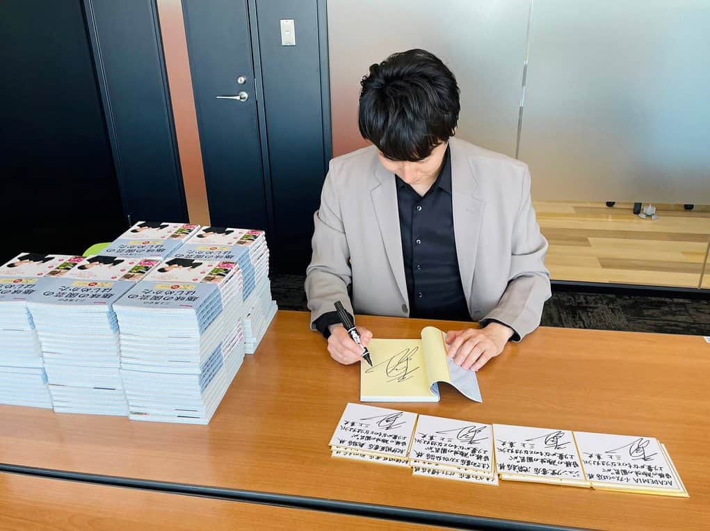 のインスタグラム：「本日4月19日(水) NHK出版「三上真史の趣味の園芸のはじめかた 〜育てる&楽しむ50のヒント」発売いたしました！  全国書店さん、各ネットショップさんで販売中です。 育て方と楽しみ方のコツを50のヒントとしてぎゅっと分かりやすく詰め込みました。 ぜひご覧いただけましたら幸いです。 　 お申し出いただいた全国書店さんへ、サイン本を置かせていただいております。 ありがとうございます！  お近くの皆様、ぜひよろしくお願いいたします。  紀伊國屋書店　新潟店 紀伊國屋書店　梅田本店 紀伊國屋書店　新宿本店 ジュンク堂書店　新潟店 ACADEMIA　ｲｰｱｽつくば店 くまざわ書店　ペリエ千葉本店 くまざわ書店　エスパル仙台店 ACADEMIAくまざわ書店　橋本店 くまざわ書店　相模大野店 くまざわ書店　二俣川店 くまざわ書店　宇都宮インターパーク店 くまざわ書店　新潟デッキィ店 くまざわ書店　ココロ長岡店 ジュンク堂書店　池袋本店  ↓本日こちらの横浜店さんへ伺い、サイン本を置いていただきました！  紀伊國屋書店　横浜店 有隣堂　横浜駅西口ジョイナス店」