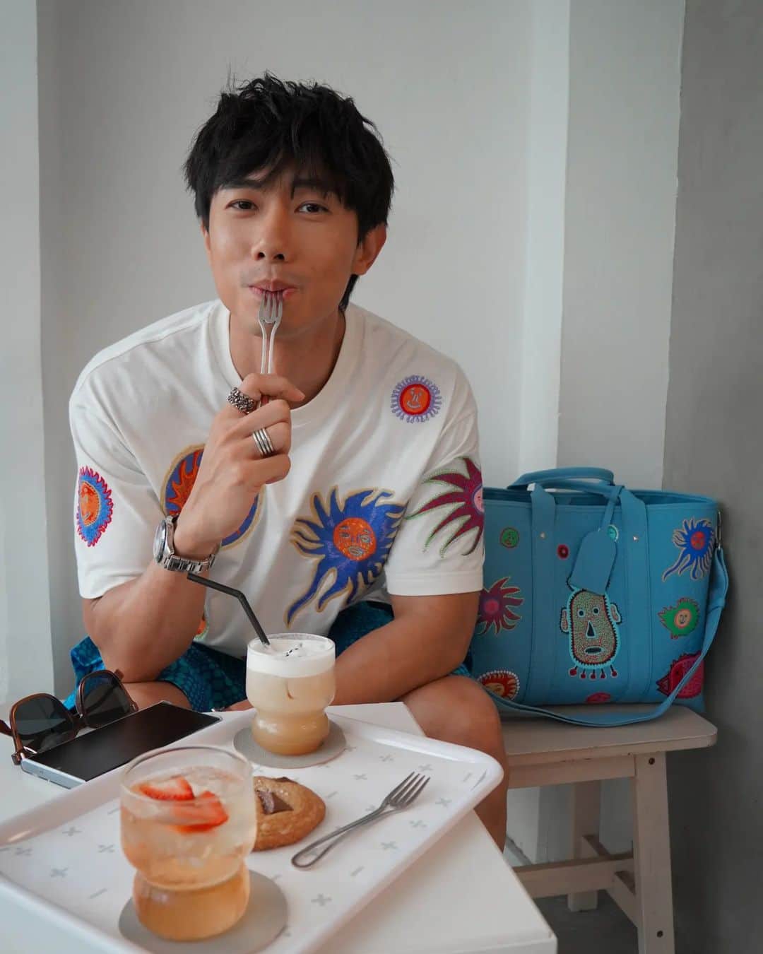 デスモンド・タンのインスタグラム：「It's a brew-tiful day! No words can espresso how great it has bean! ☕️ (Obviously, I'm well-caffeinated! 🤣)   ＃今天心情啡常好 #好久没punny了」